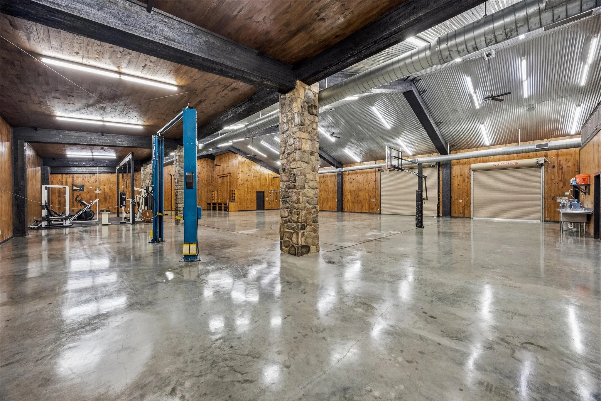Single Family Residence For Sale in Hunt County , 1276 County Road 3318, Greenville, Texas 75402, 3 Bedroom, 3 Bathroom, 5 Garage spaces, 11,900 Sqft, built in 2007, mls#21383365, Real Estate Agent in Greenville, Homes For Sale in Hunt county, Homes For Sale in Greenville, Realtor in Greenville Texas, Real Estate Brokerage Independent Realty Texas, Luminita Cordes Realtor