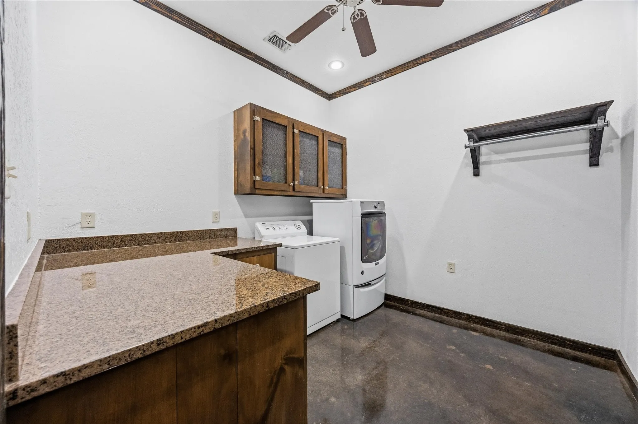 Single Family Residence For Sale in Hunt County , 1276 County Road 3318, Greenville, Texas 75402, 3 Bedroom, 3 Bathroom, 5 Garage spaces, 11,900 Sqft, built in 2007, mls#21383365, Real Estate Agent in Greenville, Homes For Sale in Hunt county, Homes For Sale in Greenville, Realtor in Greenville Texas, Real Estate Brokerage Independent Realty Texas, Luminita Cordes Realtor