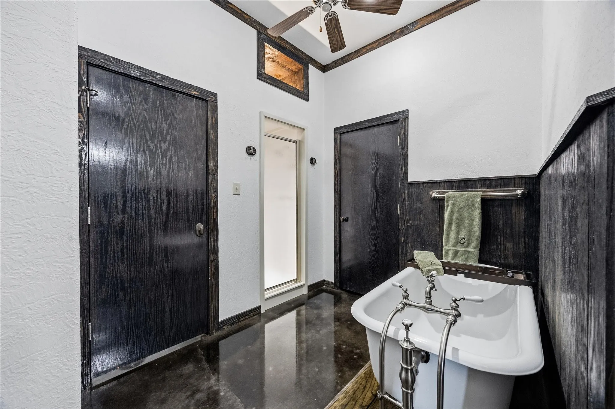 Single Family Residence For Sale in Hunt County , 1276 County Road 3318, Greenville, Texas 75402, 3 Bedroom, 3 Bathroom, 5 Garage spaces, 11,900 Sqft, built in 2007, mls#21383365, Real Estate Agent in Greenville, Homes For Sale in Hunt county, Homes For Sale in Greenville, Realtor in Greenville Texas, Real Estate Brokerage Independent Realty Texas, Luminita Cordes Realtor