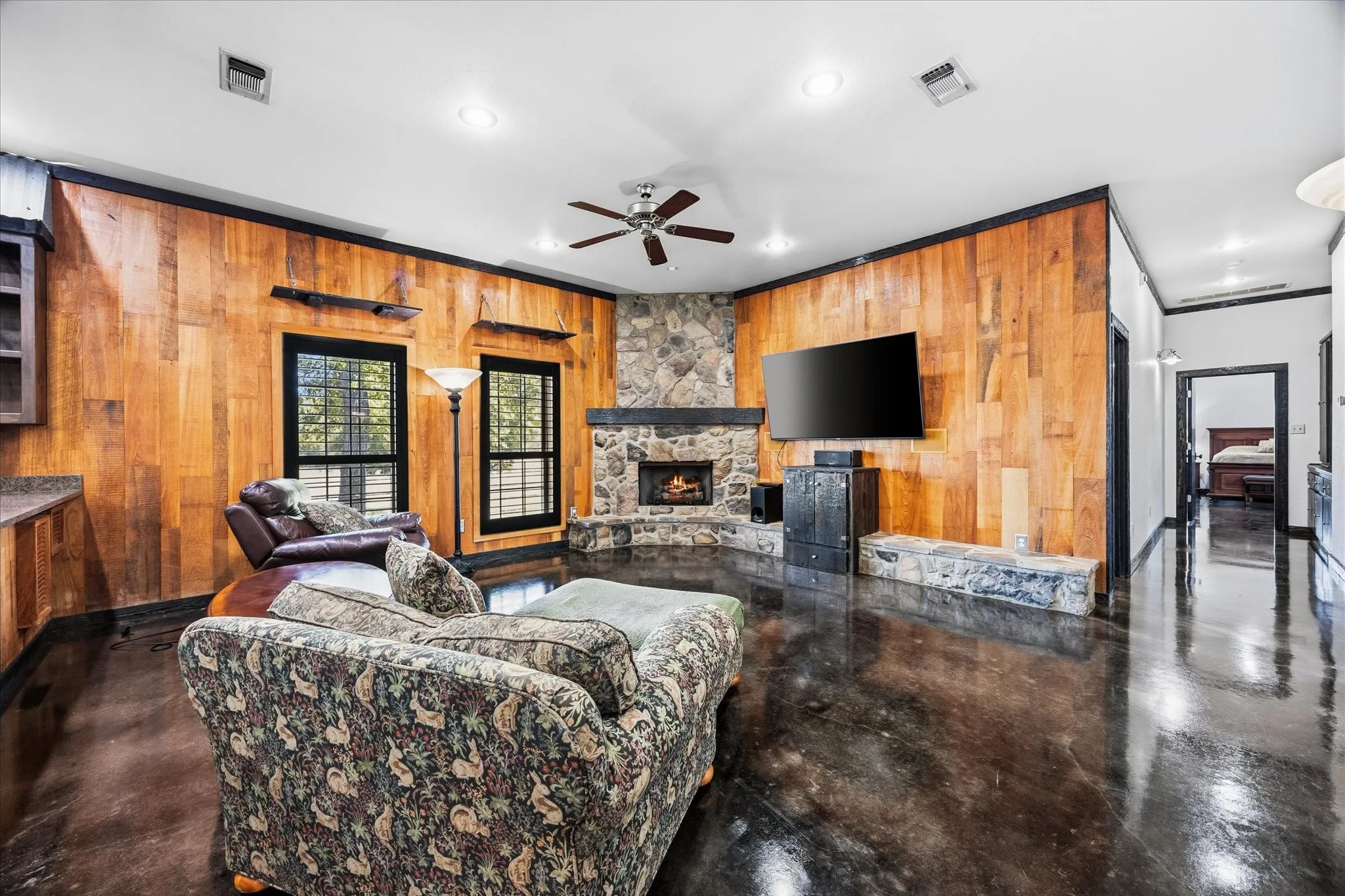 Single Family Residence For Sale in Hunt County , 1276 County Road 3318, Greenville, Texas 75402, 3 Bedroom, 3 Bathroom, 5 Garage spaces, 11,900 Sqft, built in 2007, mls#21383365, Real Estate Agent in Greenville, Homes For Sale in Hunt county, Homes For Sale in Greenville, Realtor in Greenville Texas, Real Estate Brokerage Independent Realty Texas, Luminita Cordes Realtor