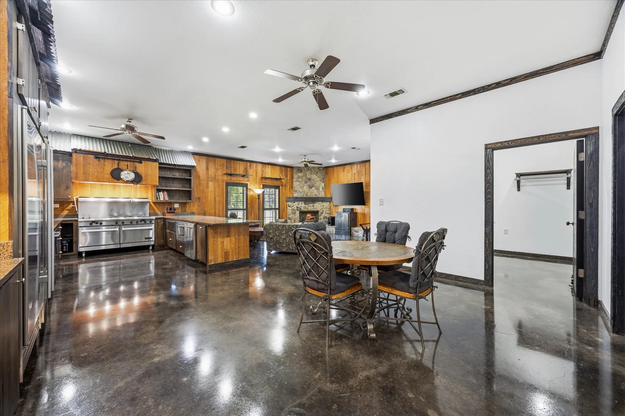 Single Family Residence For Sale in Hunt County , 1276 County Road 3318, Greenville, Texas 75402, 3 Bedroom, 3 Bathroom, 5 Garage spaces, 11,900 Sqft, built in 2007, mls#21383365, Real Estate Agent in Greenville, Homes For Sale in Hunt county, Homes For Sale in Greenville, Realtor in Greenville Texas, Real Estate Brokerage Independent Realty Texas, Luminita Cordes Realtor