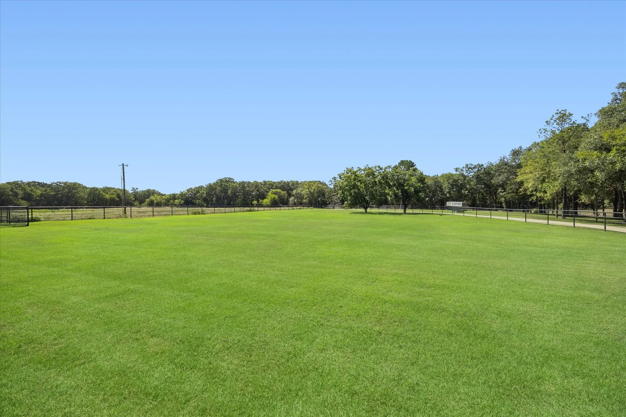 Single Family Residence For Sale in Hunt County , 1276 County Road 3318, Greenville, Texas 75402, 3 Bedroom, 3 Bathroom, 5 Garage spaces, 11,900 Sqft, built in 2007, mls#21383365, Real Estate Agent in Greenville, Homes For Sale in Hunt county, Homes For Sale in Greenville, Realtor in Greenville Texas, Real Estate Brokerage Independent Realty Texas, Luminita Cordes Realtor