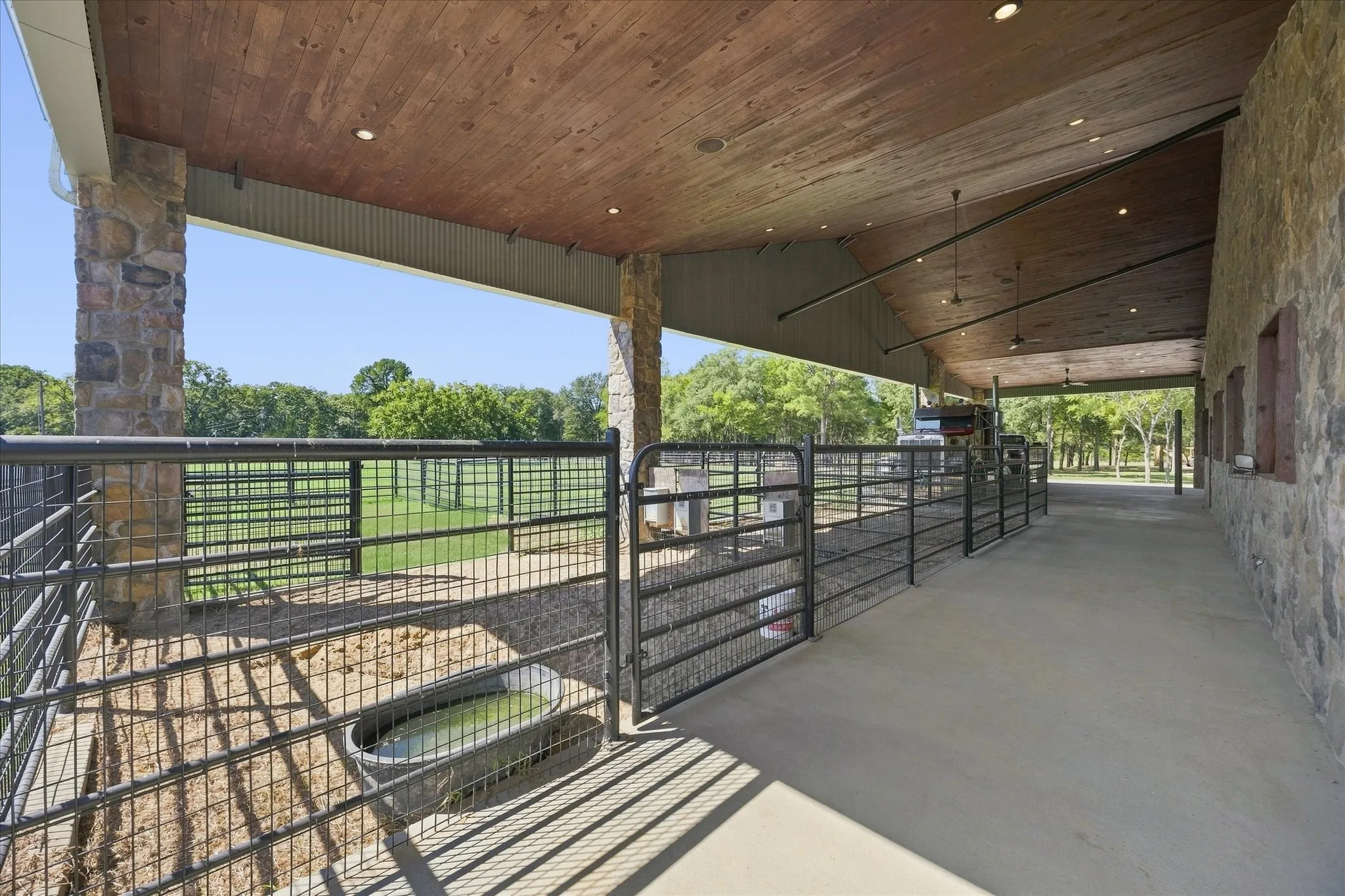 Single Family Residence For Sale in Hunt County , 1276 County Road 3318, Greenville, Texas 75402, 3 Bedroom, 3 Bathroom, 5 Garage spaces, 11,900 Sqft, built in 2007, mls#21383365, Real Estate Agent in Greenville, Homes For Sale in Hunt county, Homes For Sale in Greenville, Realtor in Greenville Texas, Real Estate Brokerage Independent Realty Texas, Luminita Cordes Realtor