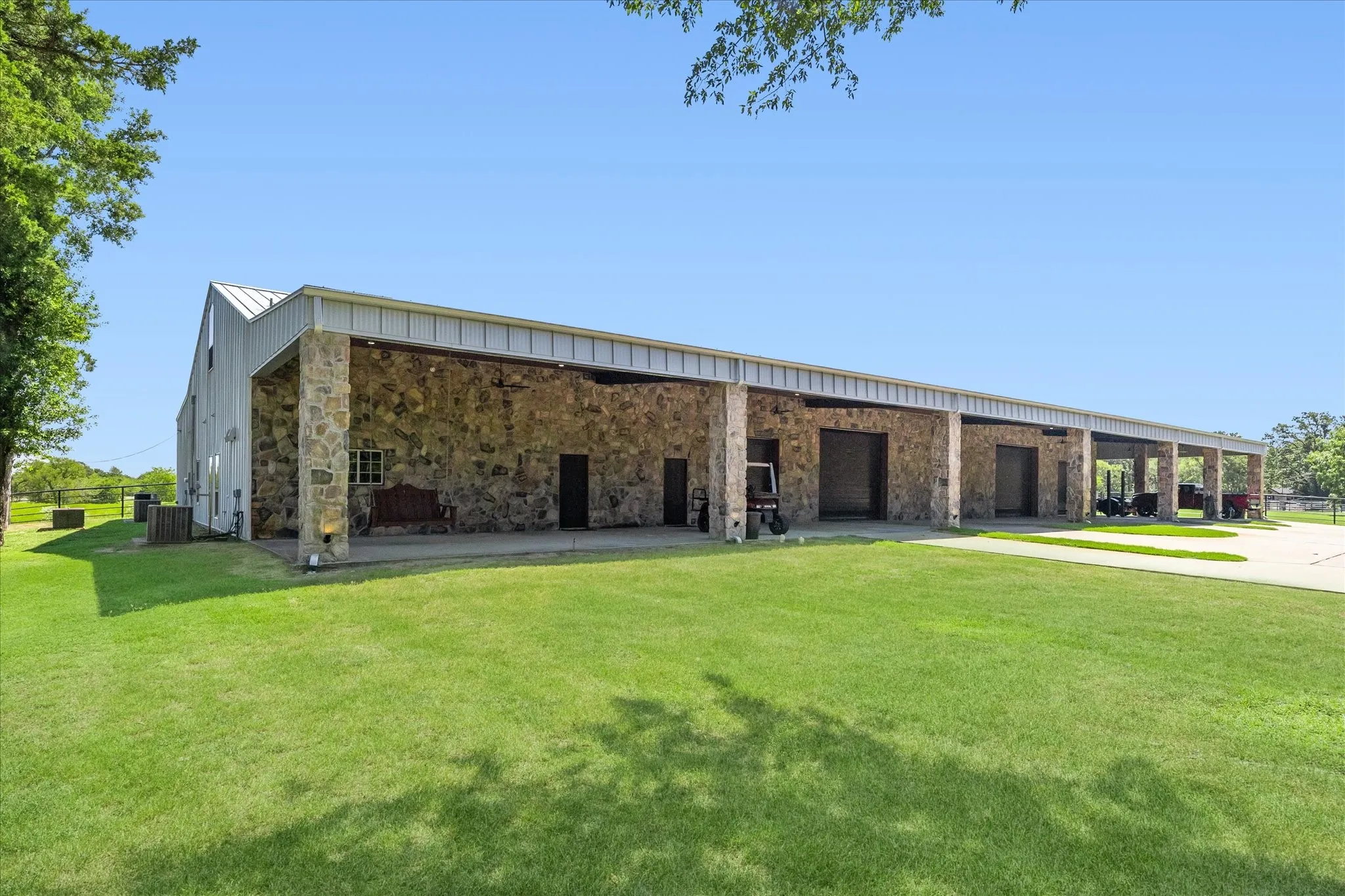 Single Family Residence For Sale in Hunt County , 1276 County Road 3318, Greenville, Texas 75402, 3 Bedroom, 3 Bathroom, 5 Garage spaces, 11,900 Sqft, built in 2007, mls#21383365, Real Estate Agent in Greenville, Homes For Sale in Hunt county, Homes For Sale in Greenville, Realtor in Greenville Texas, Real Estate Brokerage Independent Realty Texas, Luminita Cordes Realtor