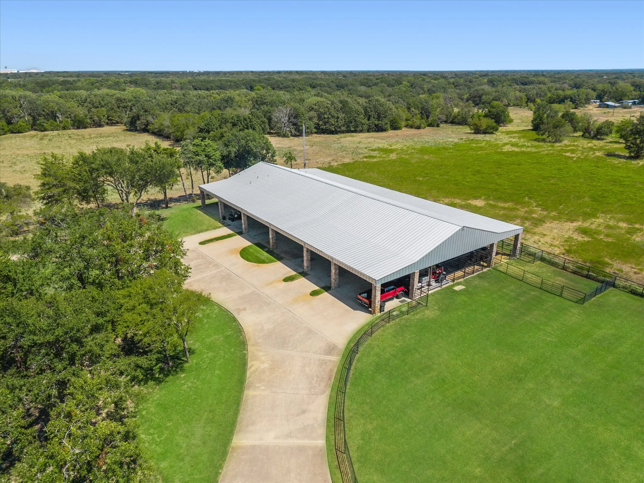 Single Family Residence For Sale in Hunt County , 1276 County Road 3318, Greenville, Texas 75402, 3 Bedroom, 3 Bathroom, 5 Garage spaces, 11,900 Sqft, built in 2007, mls#21383365, Real Estate Agent in Greenville, Homes For Sale in Hunt county, Homes For Sale in Greenville, Realtor in Greenville Texas, Real Estate Brokerage Independent Realty Texas, Luminita Cordes Realtor