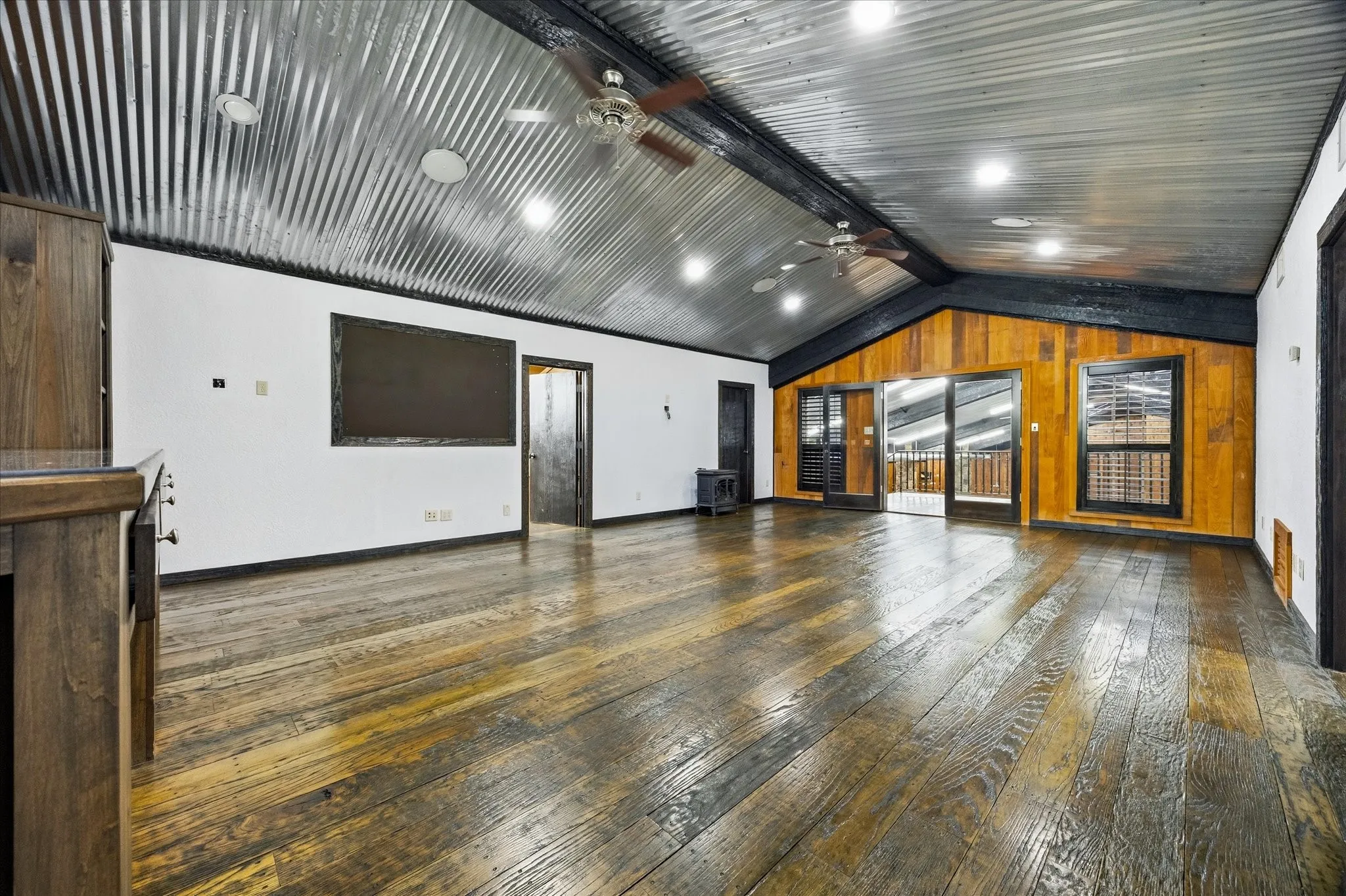 Single Family Residence For Sale in Hunt County , 1276 County Road 3318, Greenville, Texas 75402, 3 Bedroom, 3 Bathroom, 5 Garage spaces, 11,900 Sqft, built in 2007, mls#21383365, Real Estate Agent in Greenville, Homes For Sale in Hunt county, Homes For Sale in Greenville, Realtor in Greenville Texas, Real Estate Brokerage Independent Realty Texas, Luminita Cordes Realtor