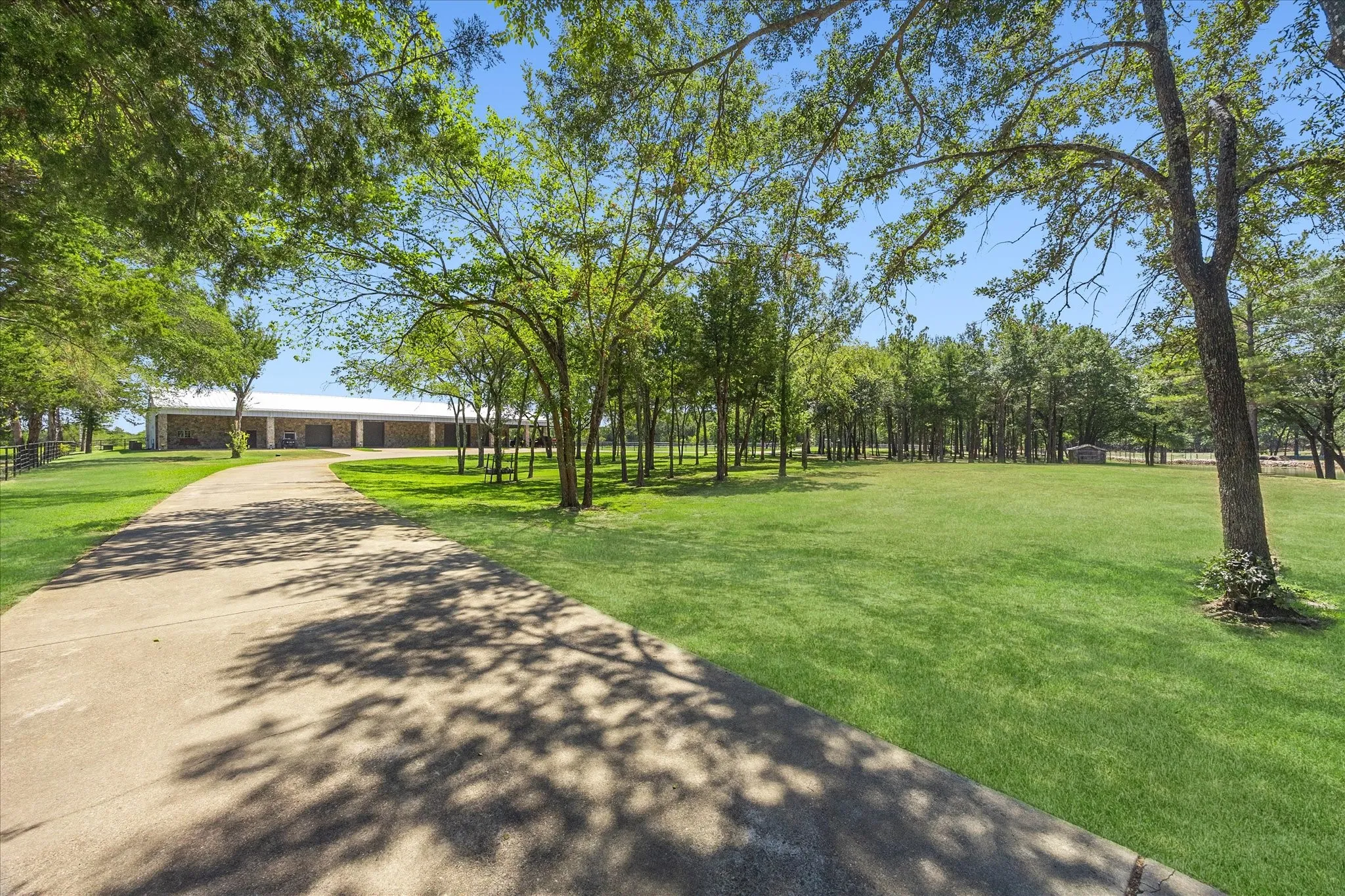 Single Family Residence For Sale in Hunt County , 1276 County Road 3318, Greenville, Texas 75402, 3 Bedroom, 3 Bathroom, 5 Garage spaces, 11,900 Sqft, built in 2007, mls#21383365, Real Estate Agent in Greenville, Homes For Sale in Hunt county, Homes For Sale in Greenville, Realtor in Greenville Texas, Real Estate Brokerage Independent Realty Texas, Luminita Cordes Realtor