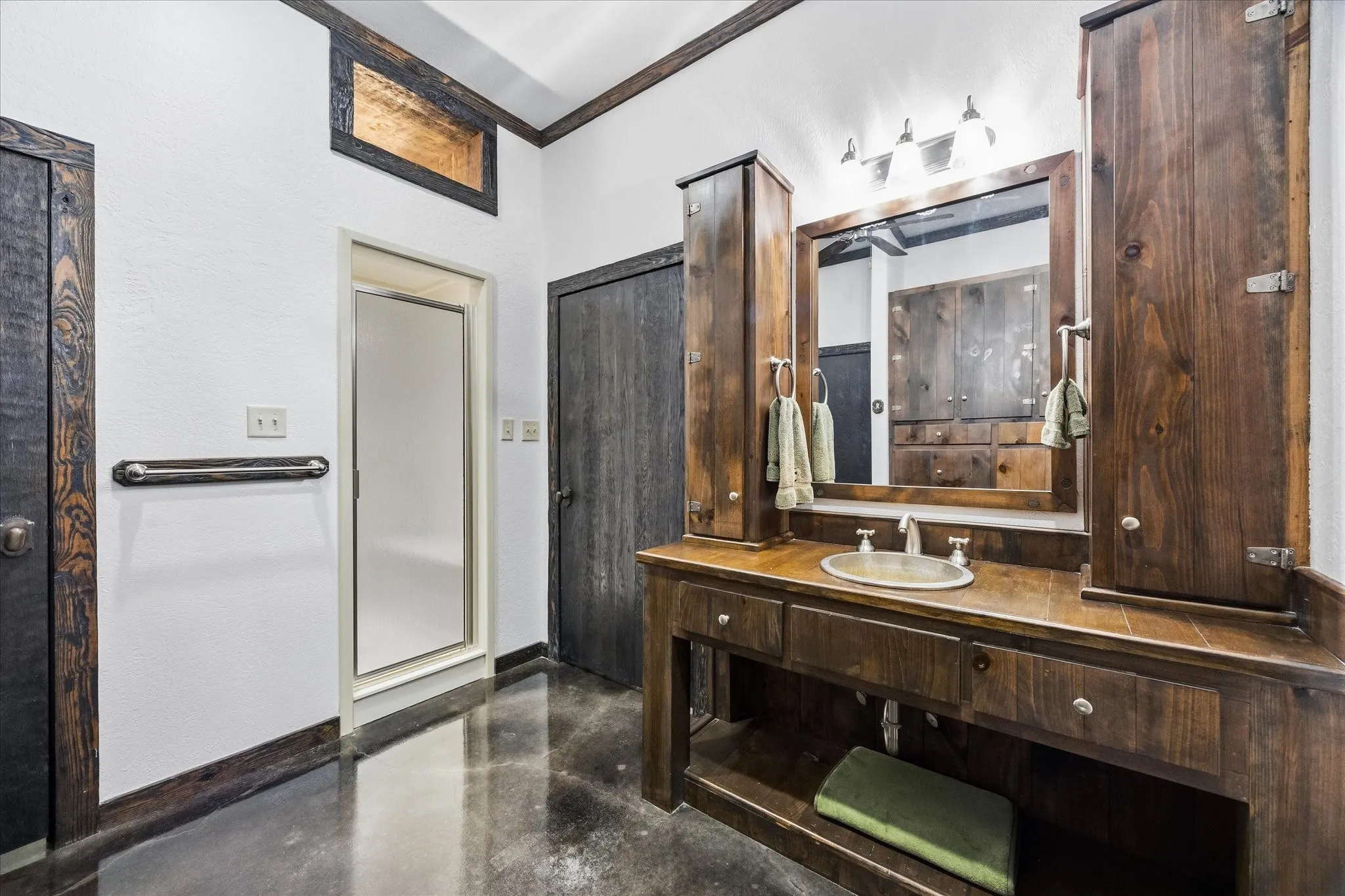 Single Family Residence For Sale in Hunt County , 1276 County Road 3318, Greenville, Texas 75402, 3 Bedroom, 3 Bathroom, 5 Garage spaces, 11,900 Sqft, built in 2007, mls#21383365, Real Estate Agent in Greenville, Homes For Sale in Hunt county, Homes For Sale in Greenville, Realtor in Greenville Texas, Real Estate Brokerage Independent Realty Texas, Luminita Cordes Realtor