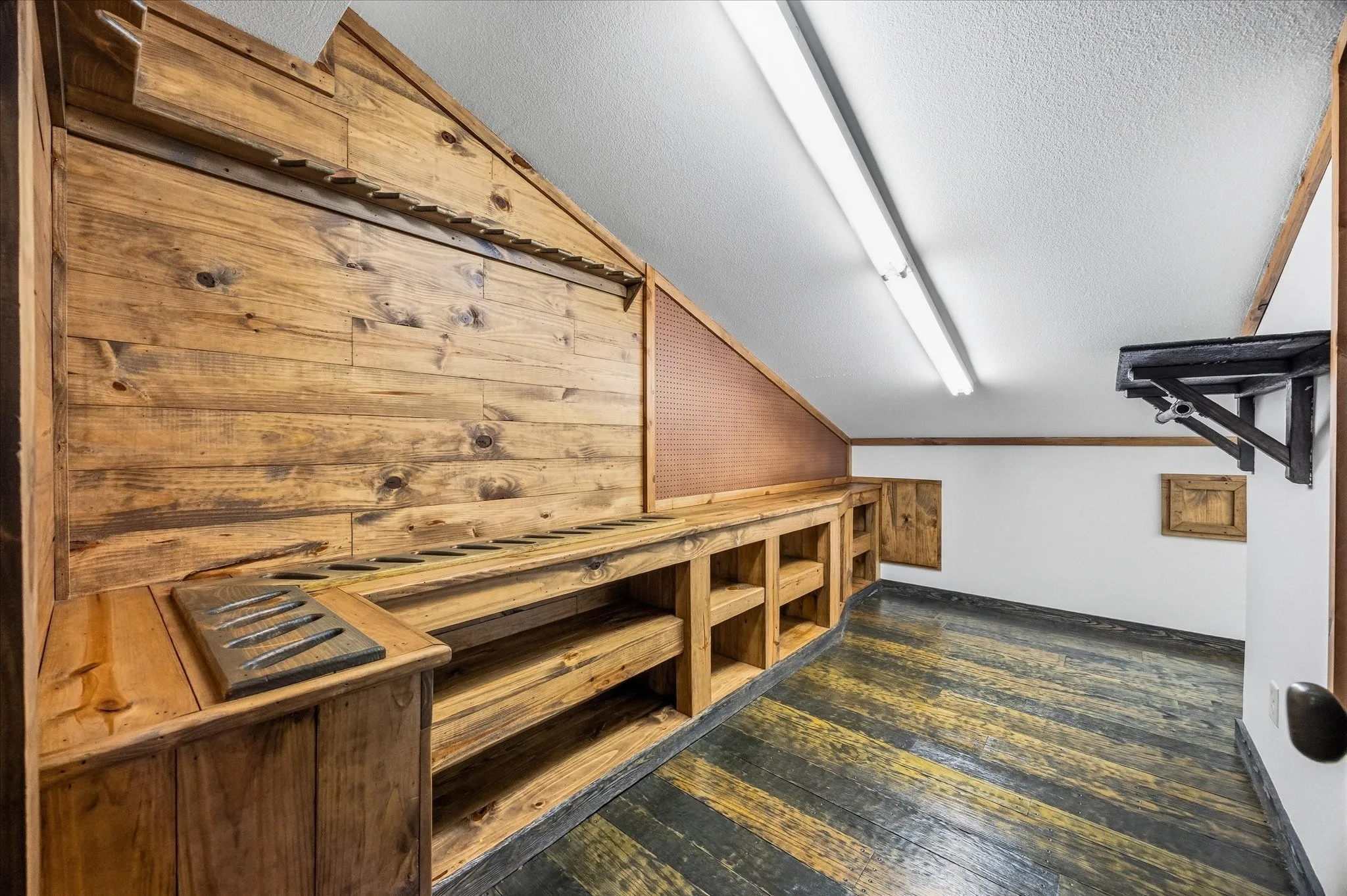 Single Family Residence For Sale in Hunt County , 1276 County Road 3318, Greenville, Texas 75402, 3 Bedroom, 3 Bathroom, 5 Garage spaces, 11,900 Sqft, built in 2007, mls#21383365, Real Estate Agent in Greenville, Homes For Sale in Hunt county, Homes For Sale in Greenville, Realtor in Greenville Texas, Real Estate Brokerage Independent Realty Texas, Luminita Cordes Realtor