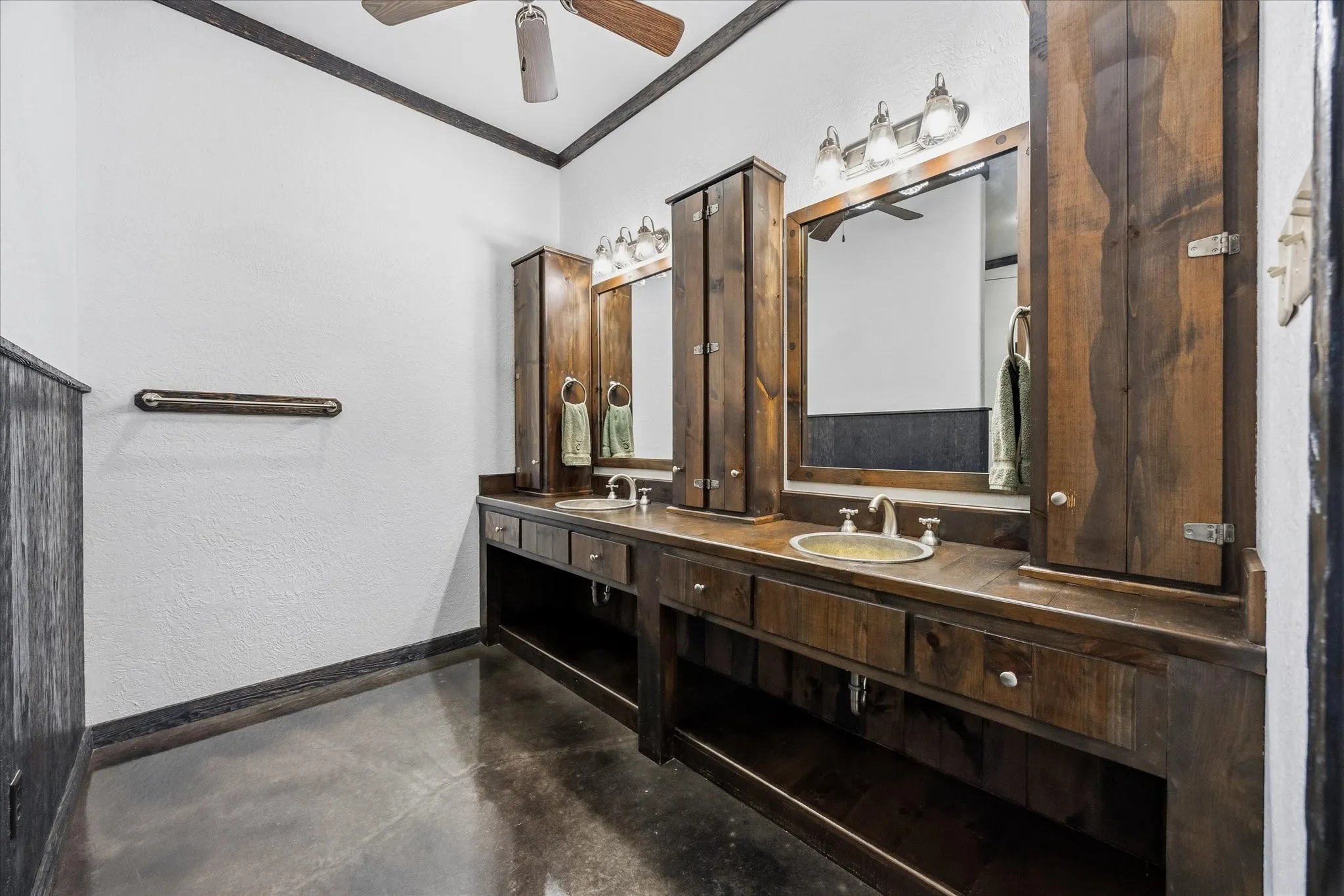 Single Family Residence For Sale in Hunt County , 1276 County Road 3318, Greenville, Texas 75402, 3 Bedroom, 3 Bathroom, 5 Garage spaces, 11,900 Sqft, built in 2007, mls#21383365, Real Estate Agent in Greenville, Homes For Sale in Hunt county, Homes For Sale in Greenville, Realtor in Greenville Texas, Real Estate Brokerage Independent Realty Texas, Luminita Cordes Realtor