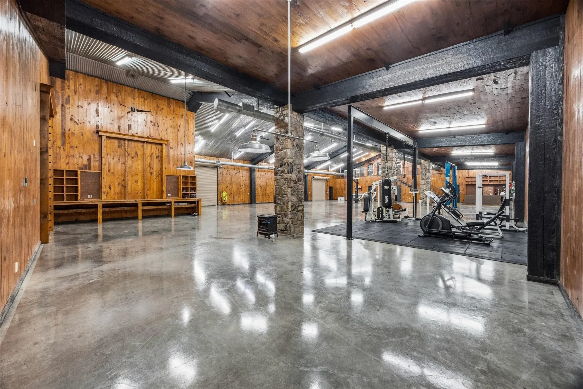 Single Family Residence For Sale in Hunt County , 1276 County Road 3318, Greenville, Texas 75402, 3 Bedroom, 3 Bathroom, 5 Garage spaces, 11,900 Sqft, built in 2007, mls#21383365, Real Estate Agent in Greenville, Homes For Sale in Hunt county, Homes For Sale in Greenville, Realtor in Greenville Texas, Real Estate Brokerage Independent Realty Texas, Luminita Cordes Realtor