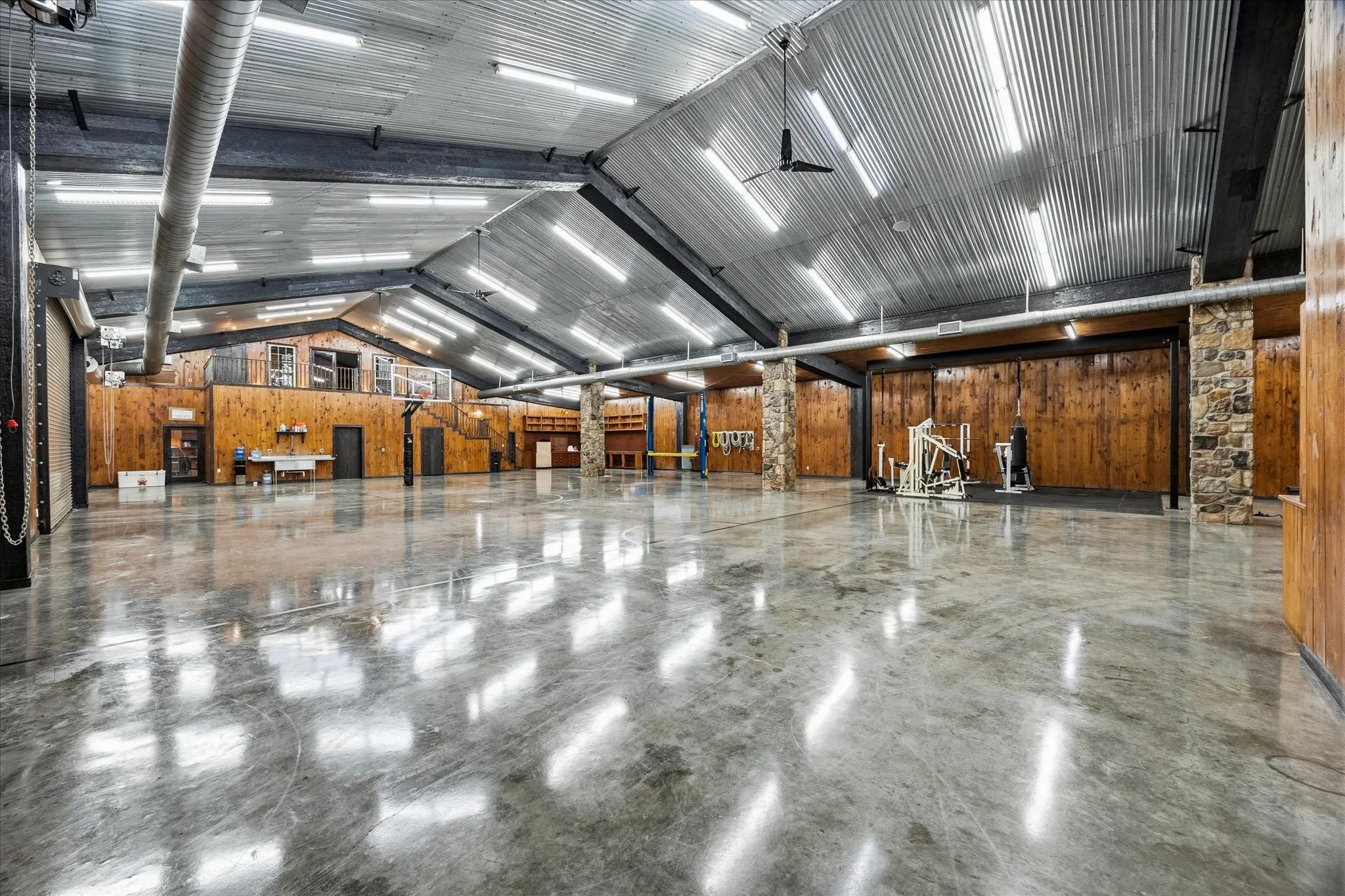 Single Family Residence For Sale in Hunt County , 1276 County Road 3318, Greenville, Texas 75402, 3 Bedroom, 3 Bathroom, 5 Garage spaces, 11,900 Sqft, built in 2007, mls#21383365, Real Estate Agent in Greenville, Homes For Sale in Hunt county, Homes For Sale in Greenville, Realtor in Greenville Texas, Real Estate Brokerage Independent Realty Texas, Luminita Cordes Realtor