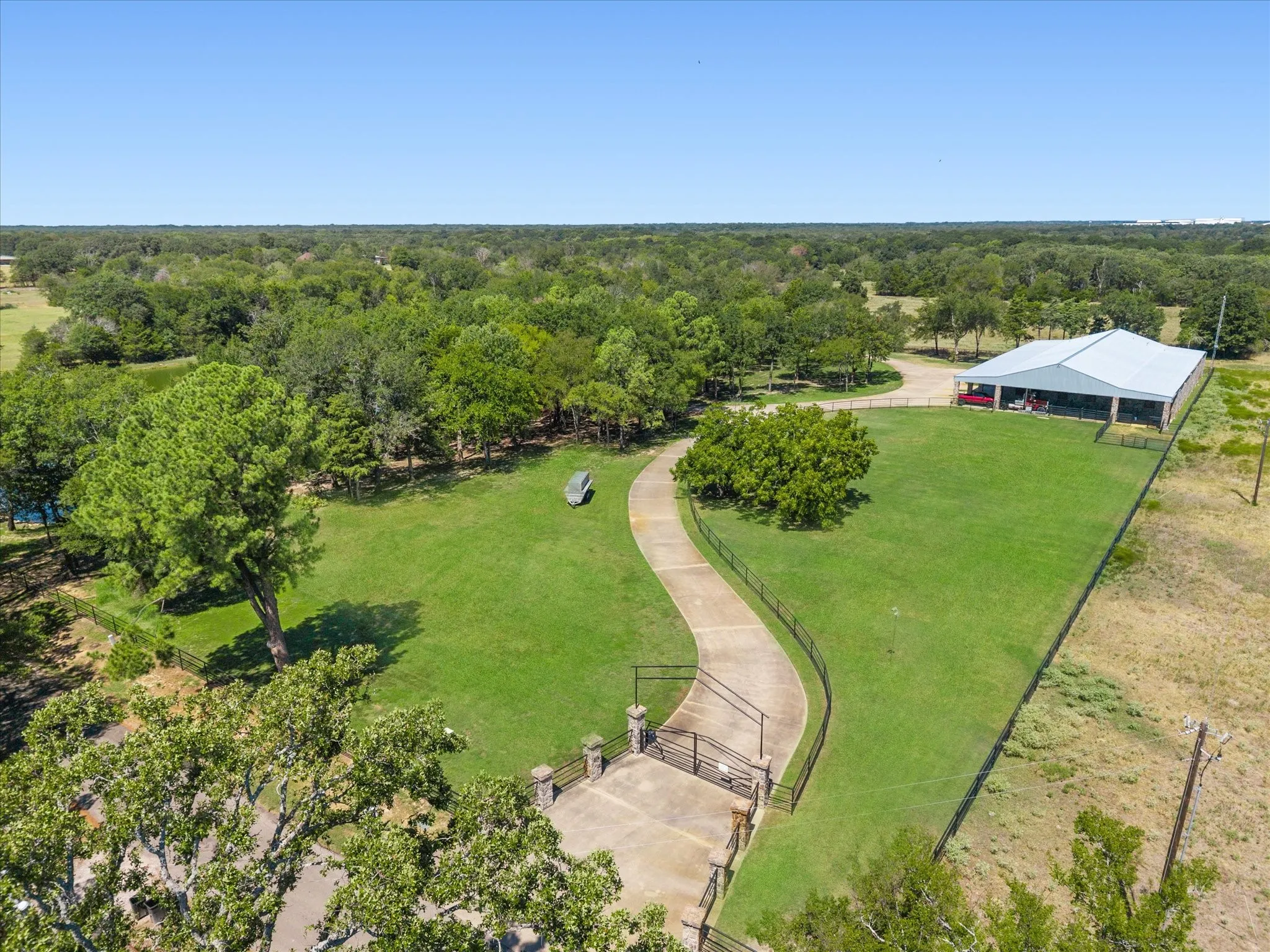Single Family Residence For Sale in Hunt County , 1276 County Road 3318, Greenville, Texas 75402, 3 Bedroom, 3 Bathroom, 5 Garage spaces, 11,900 Sqft, built in 2007, mls#21383365, Real Estate Agent in Greenville, Homes For Sale in Hunt county, Homes For Sale in Greenville, Realtor in Greenville Texas, Real Estate Brokerage Independent Realty Texas, Luminita Cordes Realtor