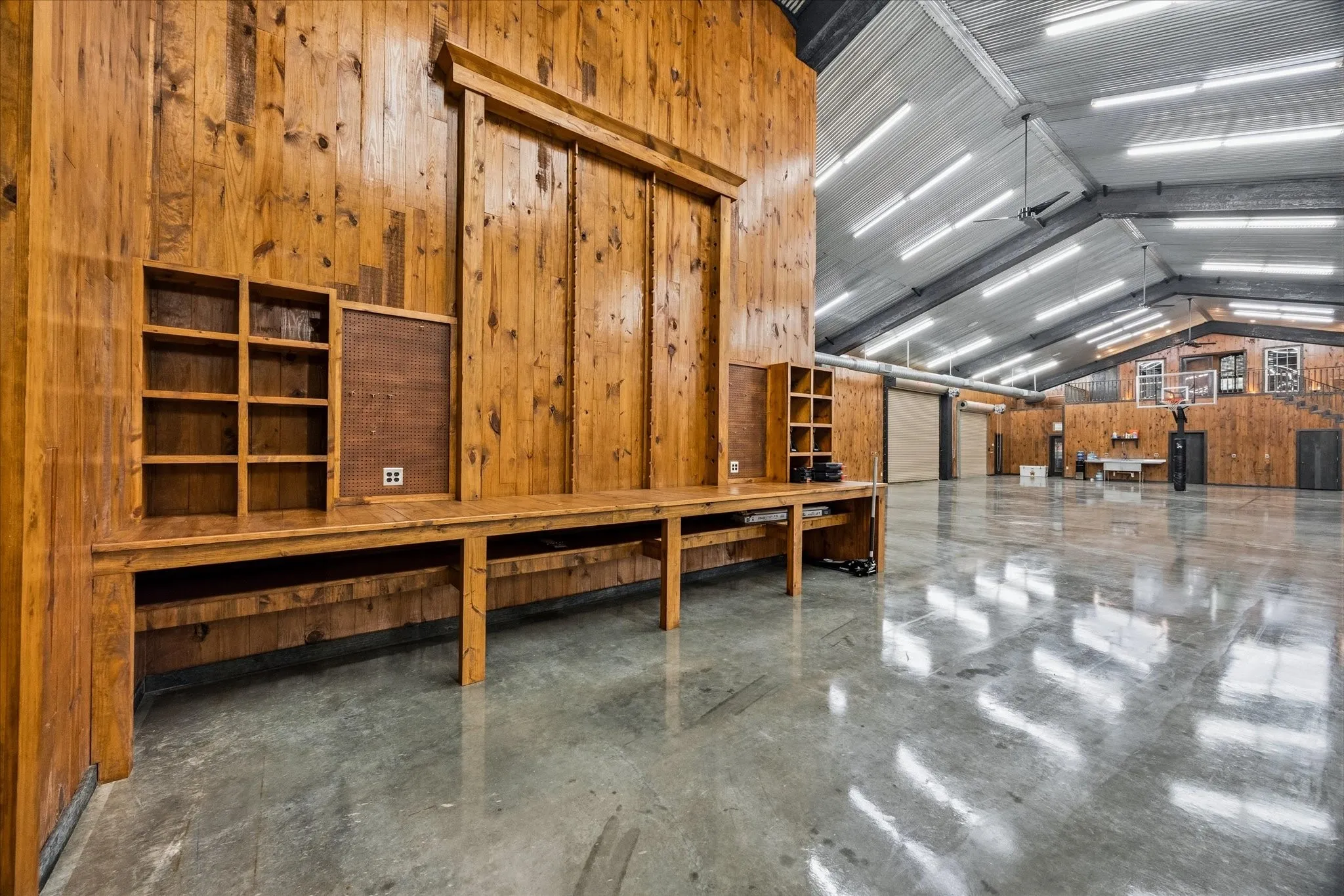 Single Family Residence For Sale in Hunt County , 1276 County Road 3318, Greenville, Texas 75402, 3 Bedroom, 3 Bathroom, 5 Garage spaces, 11,900 Sqft, built in 2007, mls#21383365, Real Estate Agent in Greenville, Homes For Sale in Hunt county, Homes For Sale in Greenville, Realtor in Greenville Texas, Real Estate Brokerage Independent Realty Texas, Luminita Cordes Realtor