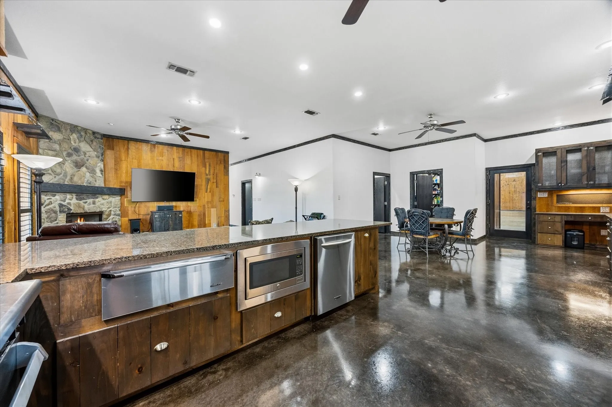 Single Family Residence For Sale in Hunt County , 1276 County Road 3318, Greenville, Texas 75402, 3 Bedroom, 3 Bathroom, 5 Garage spaces, 11,900 Sqft, built in 2007, mls#21383365, Real Estate Agent in Greenville, Homes For Sale in Hunt county, Homes For Sale in Greenville, Realtor in Greenville Texas, Real Estate Brokerage Independent Realty Texas, Luminita Cordes Realtor
