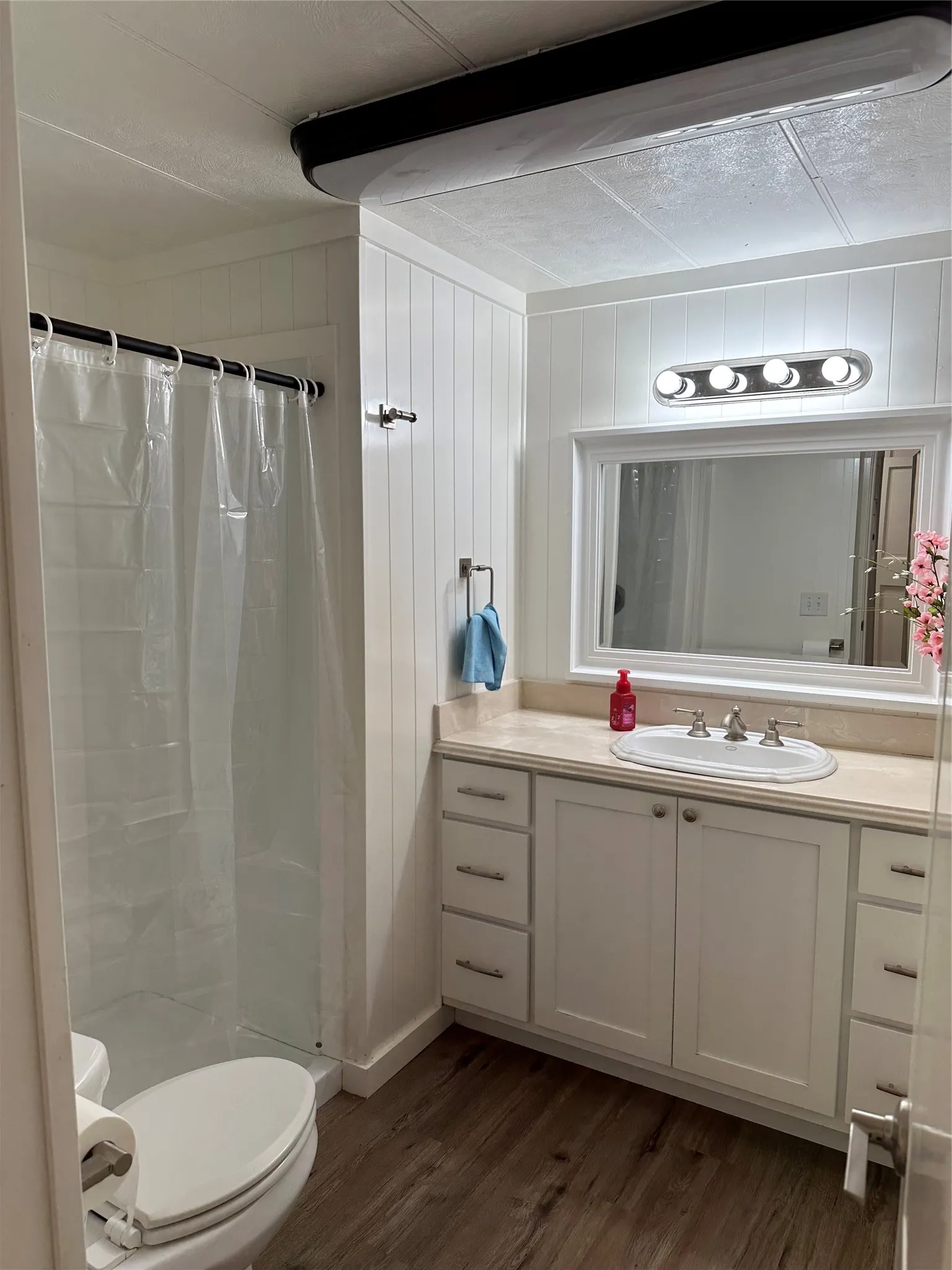 Large bathroom for guests and servicing 2 bedrooms at opposite end of mobile home.