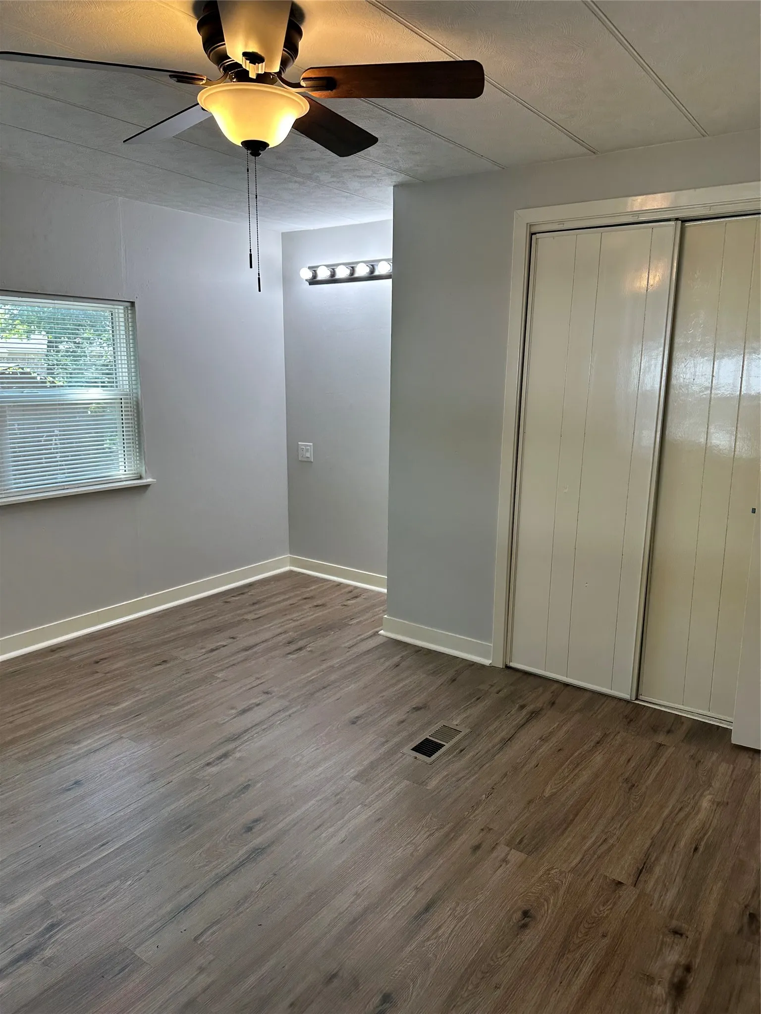 Split floorplan with 2nd lg.bedroom on opposite end of mobile home with cubby for desk/vanity.