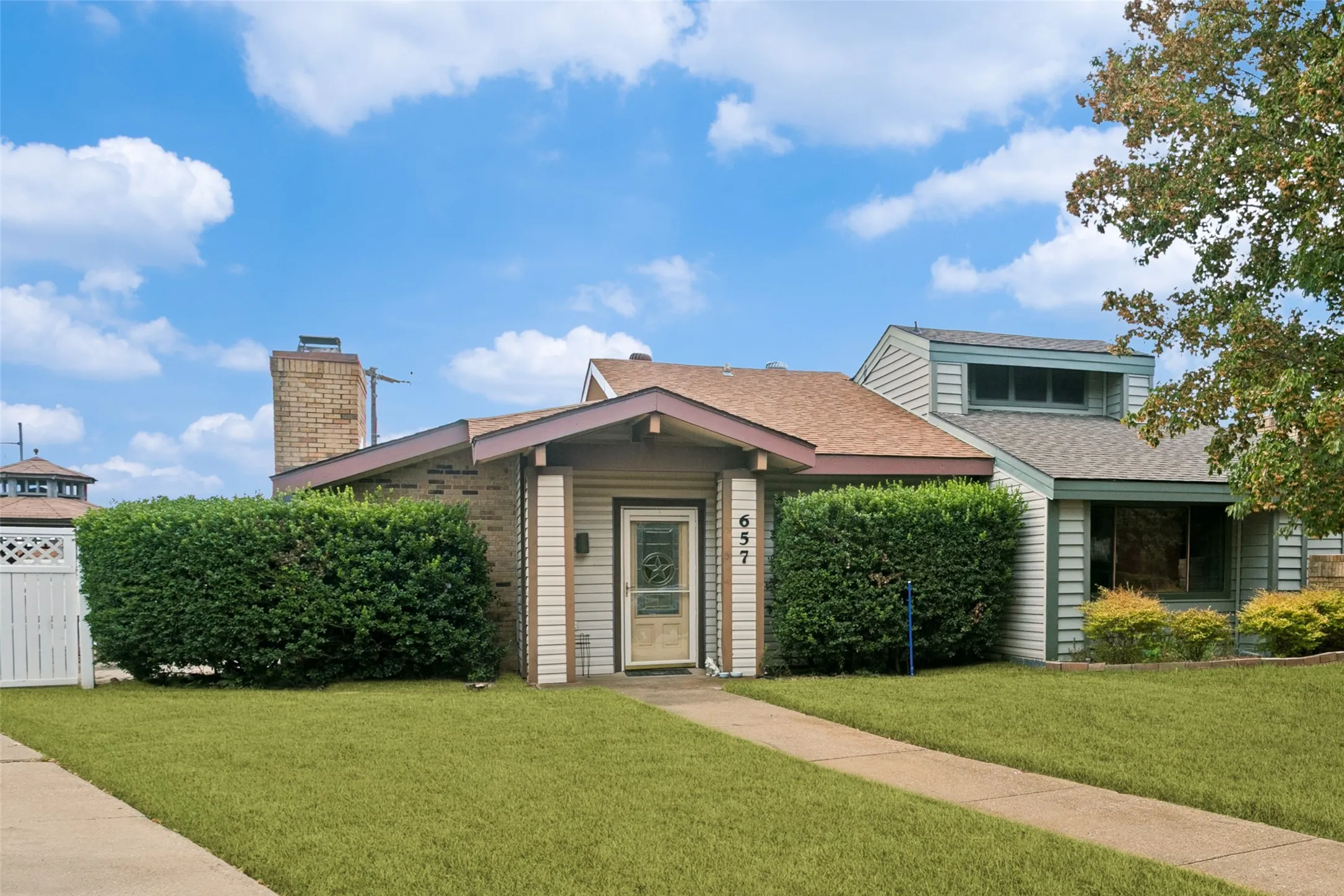 Single Family Residence For Rent in Denton County , 657 Prairie Dell Street, Lewisville, Texas 75067, 2 Bedroom, 2 Bathroom, Garage spaces, 1,118 Sqft, built in 1983, mls#21385207, Real Estate Agent in Lewisville, Homes For Rent in Denton county, Homes For Rent in Lewisville, Realtor in Lewisville Texas, Real Estate Brokerage Independent Realty Texas, Luminita Cordes Realtor