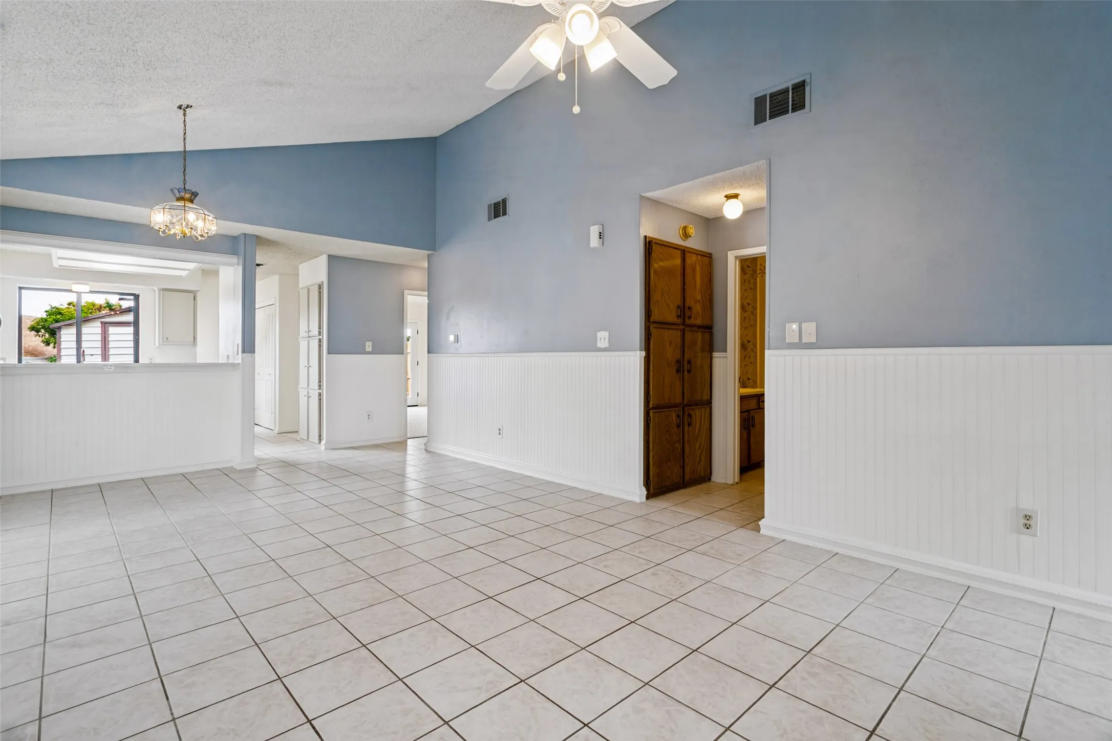 Single Family Residence For Rent in Denton County , 657 Prairie Dell Street, Lewisville, Texas 75067, 2 Bedroom, 2 Bathroom, Garage spaces, 1,118 Sqft, built in 1983, mls#21385207, Real Estate Agent in Lewisville, Homes For Rent in Denton county, Homes For Rent in Lewisville, Realtor in Lewisville Texas, Real Estate Brokerage Independent Realty Texas, Luminita Cordes Realtor