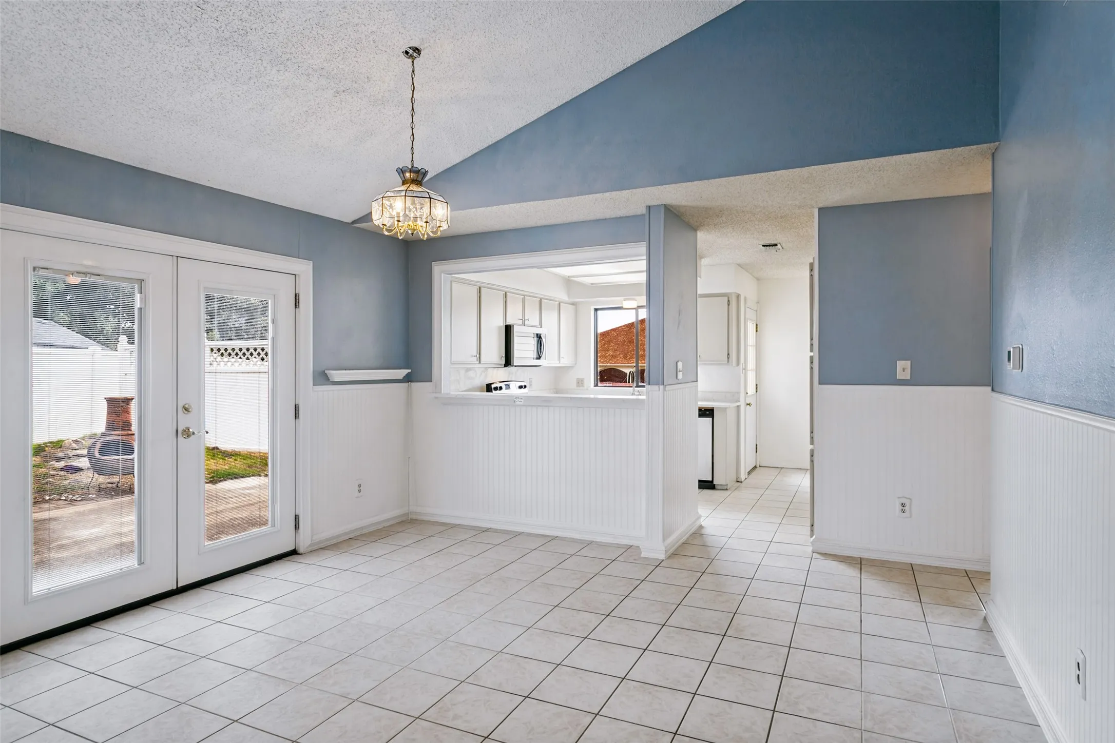 Single Family Residence For Rent in Denton County , 657 Prairie Dell Street, Lewisville, Texas 75067, 2 Bedroom, 2 Bathroom, Garage spaces, 1,118 Sqft, built in 1983, mls#21385207, Real Estate Agent in Lewisville, Homes For Rent in Denton county, Homes For Rent in Lewisville, Realtor in Lewisville Texas, Real Estate Brokerage Independent Realty Texas, Luminita Cordes Realtor