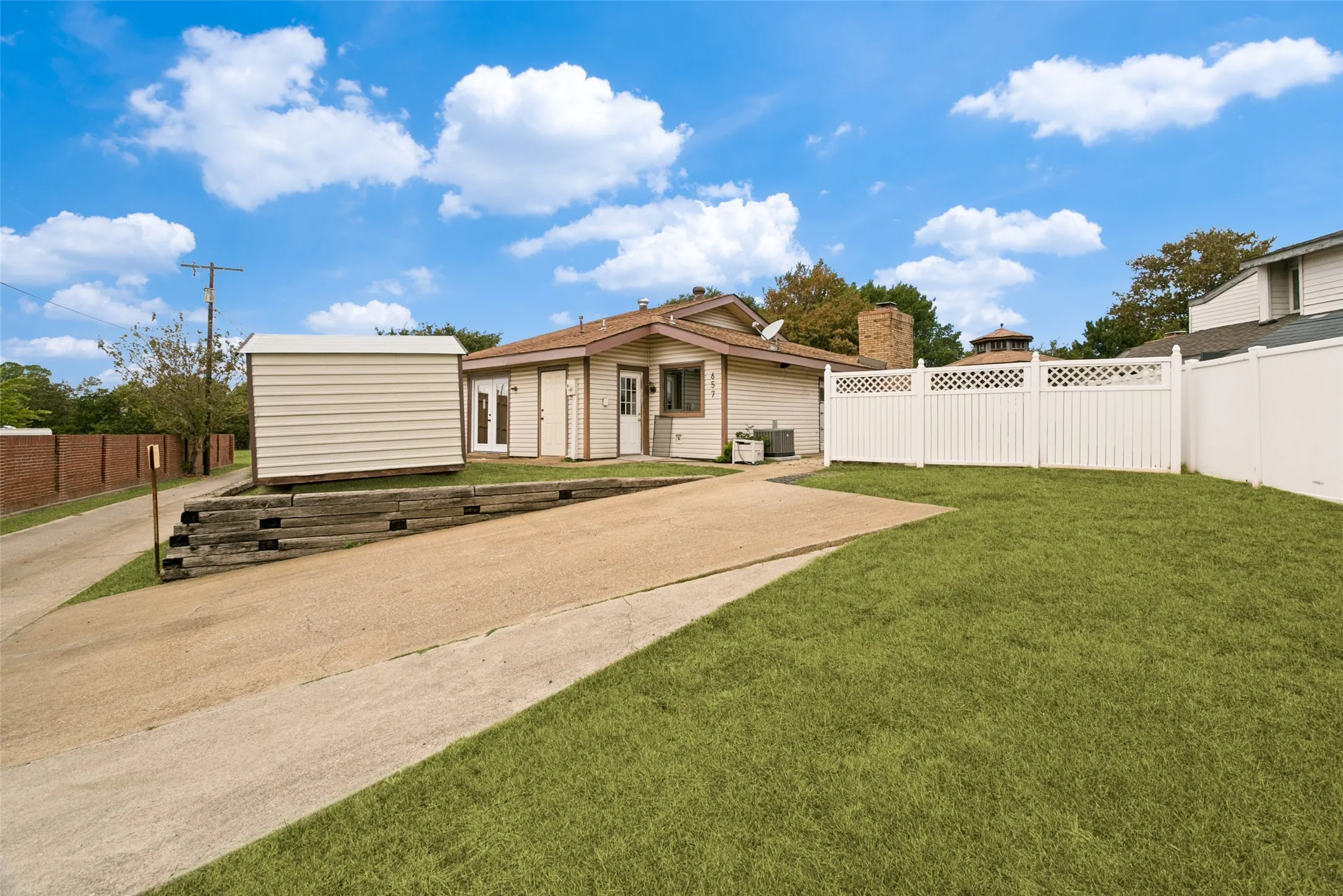 Single Family Residence For Rent in Denton County , 657 Prairie Dell Street, Lewisville, Texas 75067, 2 Bedroom, 2 Bathroom, Garage spaces, 1,118 Sqft, built in 1983, mls#21385207, Real Estate Agent in Lewisville, Homes For Rent in Denton county, Homes For Rent in Lewisville, Realtor in Lewisville Texas, Real Estate Brokerage Independent Realty Texas, Luminita Cordes Realtor