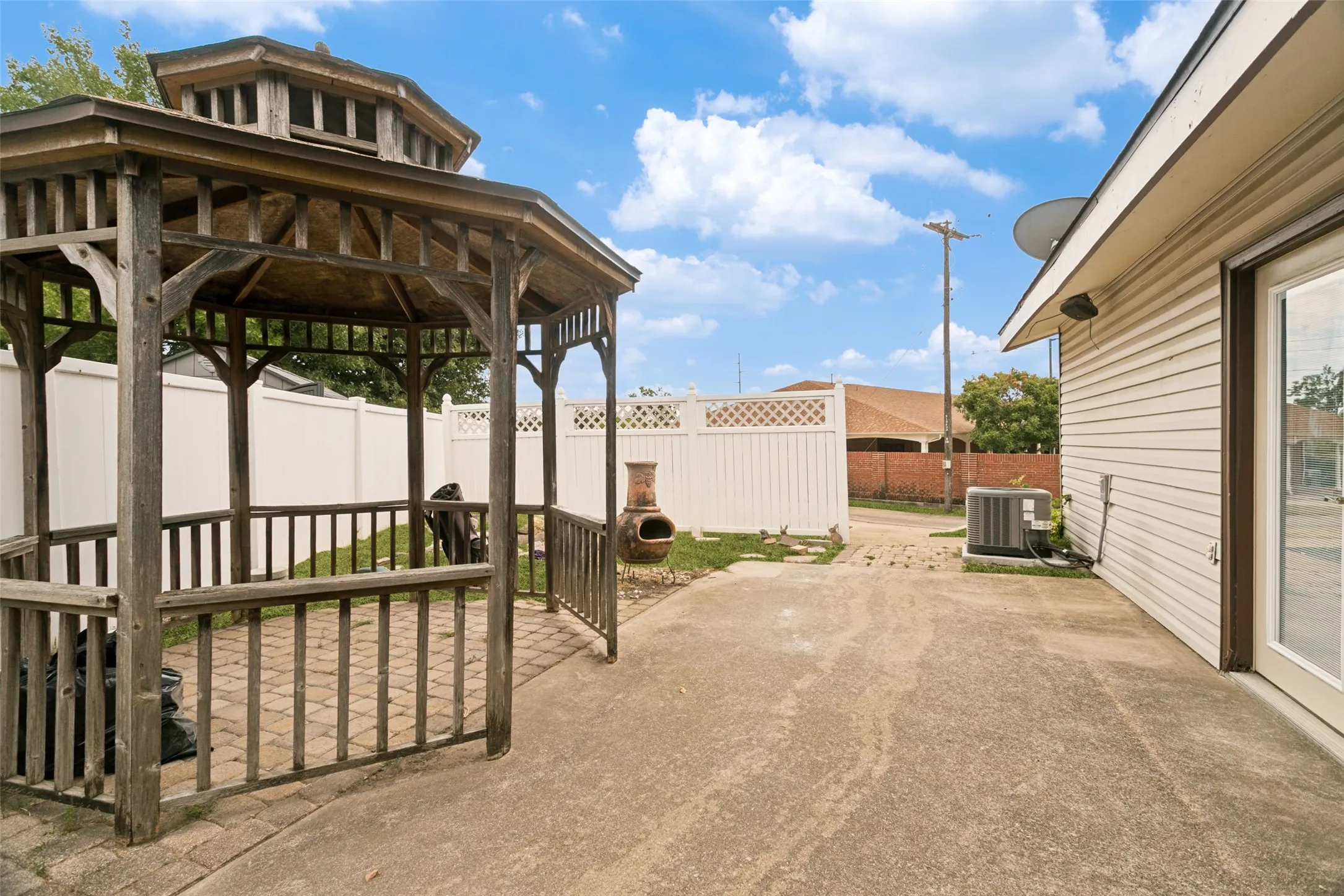 Single Family Residence For Rent in Denton County , 657 Prairie Dell Street, Lewisville, Texas 75067, 2 Bedroom, 2 Bathroom, Garage spaces, 1,118 Sqft, built in 1983, mls#21385207, Real Estate Agent in Lewisville, Homes For Rent in Denton county, Homes For Rent in Lewisville, Realtor in Lewisville Texas, Real Estate Brokerage Independent Realty Texas, Luminita Cordes Realtor
