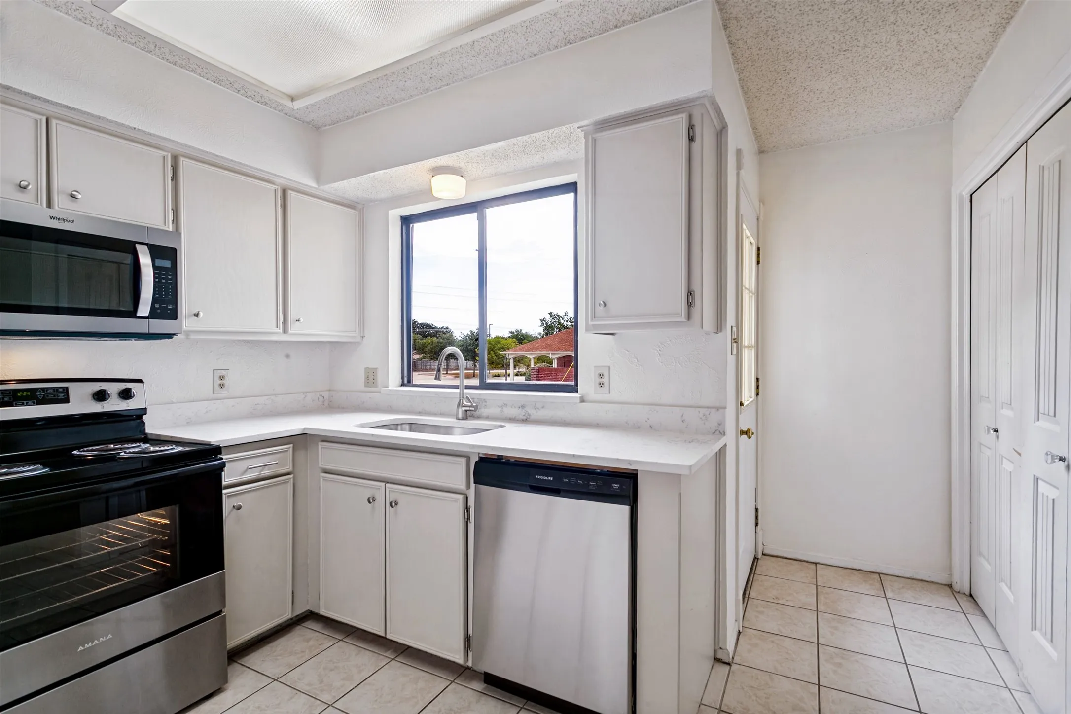 Single Family Residence For Rent in Denton County , 657 Prairie Dell Street, Lewisville, Texas 75067, 2 Bedroom, 2 Bathroom, Garage spaces, 1,118 Sqft, built in 1983, mls#21385207, Real Estate Agent in Lewisville, Homes For Rent in Denton county, Homes For Rent in Lewisville, Realtor in Lewisville Texas, Real Estate Brokerage Independent Realty Texas, Luminita Cordes Realtor