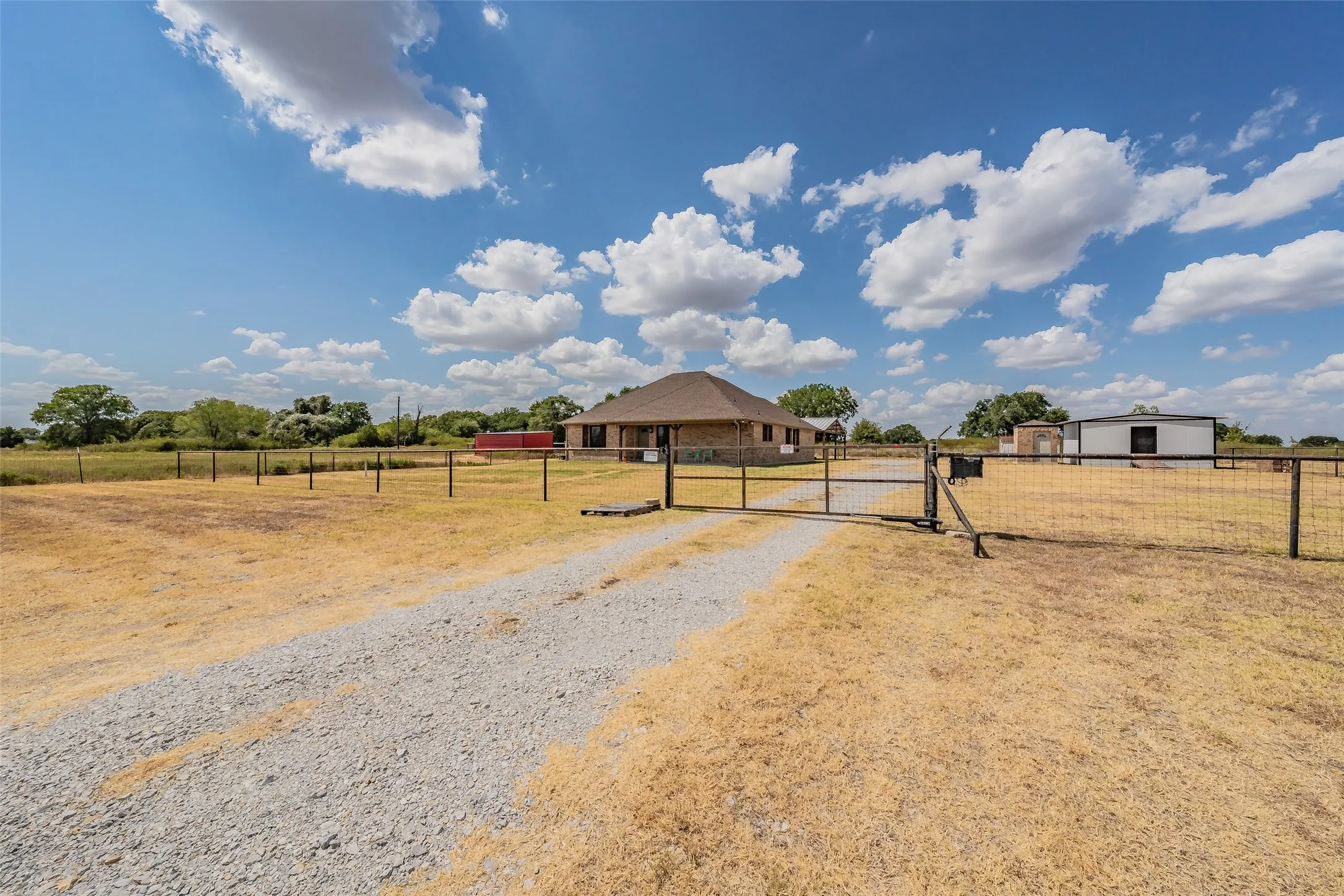 Single Family Residence For Sale in Wise County , 4798 County Road 2690, Alvord, Texas 76225, 3 Bedroom, 2 Bathroom, Garage spaces, 1,338 Sqft, built in 2014, mls#21385267, Real Estate Agent in Alvord, Homes For Sale in Wise county, Homes For Sale in Alvord, Realtor in Alvord Texas, Real Estate Brokerage Independent Realty Texas, Luminita Cordes Realtor