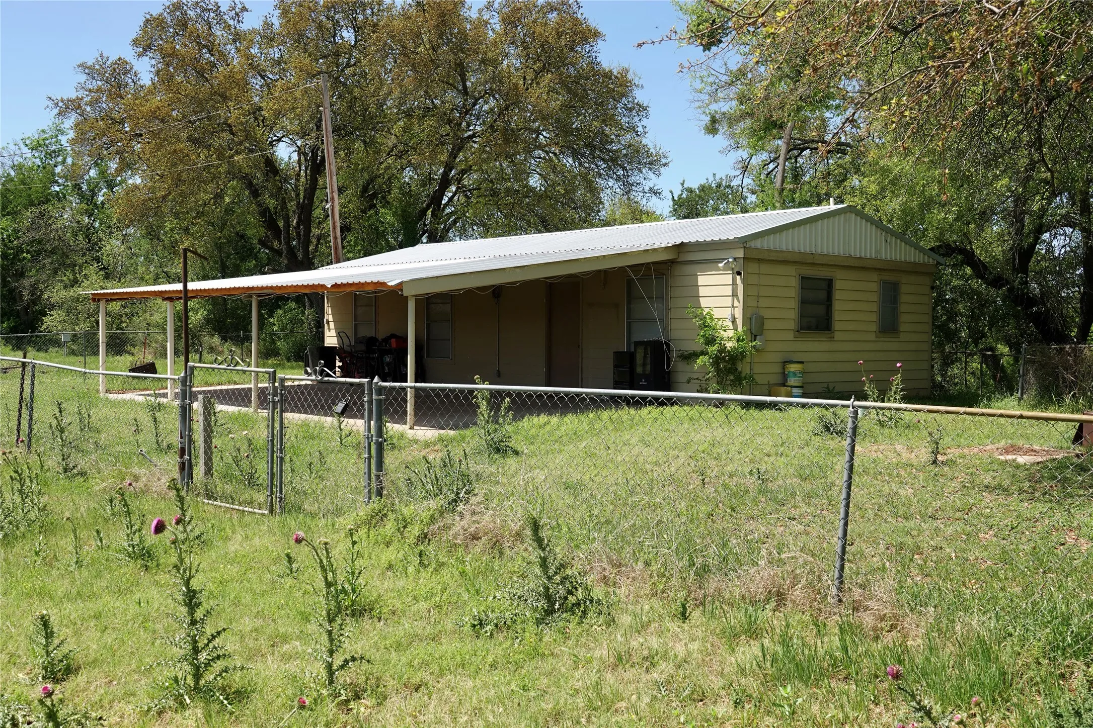 Single Family Residence For Sale in Mills County , 588 County Road 430, Goldthwaite, Texas 76844, 1 Bedroom, 1 Bathroom, Garage spaces, 720 Sqft, built in 1980, mls#21385291, Real Estate Agent in Goldthwaite, Homes For Sale in Mills county, Homes For Sale in Goldthwaite, Realtor in Goldthwaite Texas, Real Estate Brokerage Independent Realty Texas, Luminita Cordes Realtor