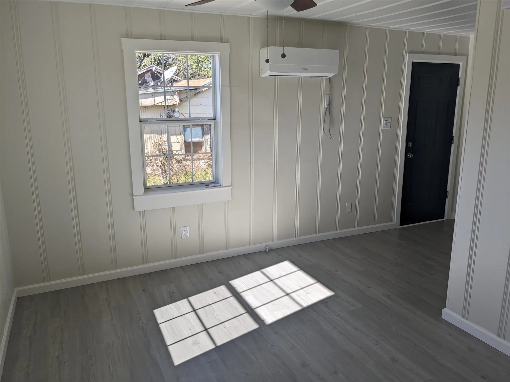 Single Family Residence For Sale in Tarrant County , 4916 Roadrunner Road, Fort Worth, Texas 76135, 1 Bedroom, 1 Bathroom, Garage spaces, 520 Sqft, built in 1955, mls#21385295, Real Estate Agent in Fort Worth, Homes For Sale in Tarrant county, Homes For Sale in Fort Worth, Realtor in Fort Worth Texas, Real Estate Brokerage Independent Realty Texas, Luminita Cordes Realtor