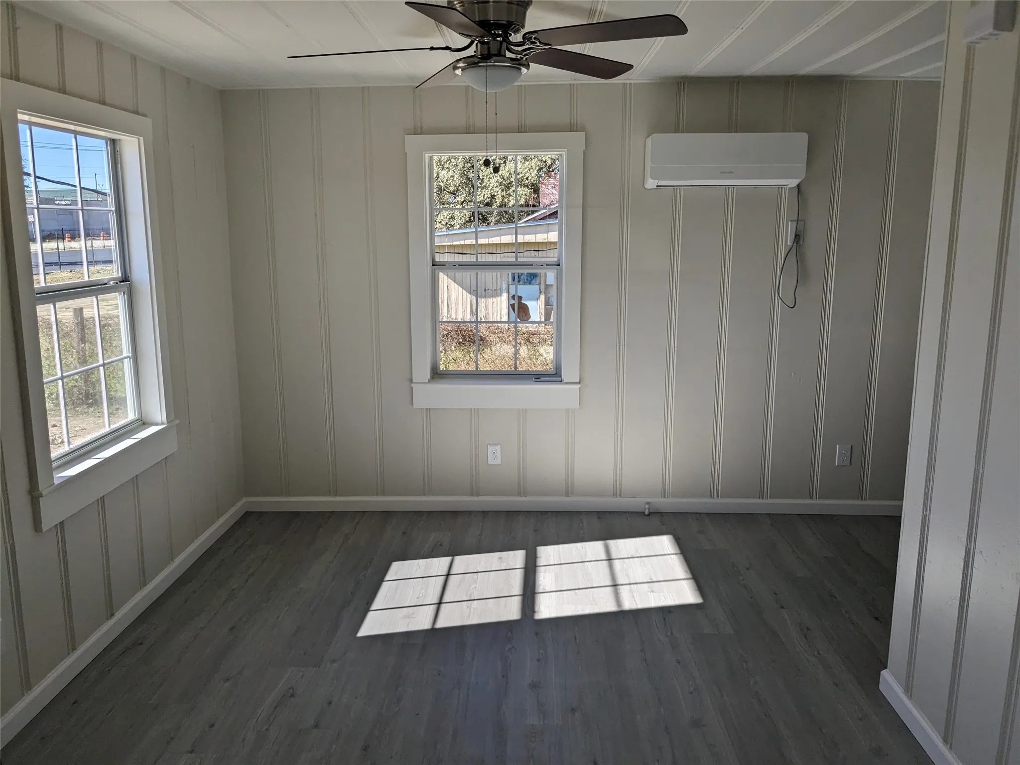 Single Family Residence For Sale in Tarrant County , 4916 Roadrunner Road, Fort Worth, Texas 76135, 1 Bedroom, 1 Bathroom, Garage spaces, 520 Sqft, built in 1955, mls#21385295, Real Estate Agent in Fort Worth, Homes For Sale in Tarrant county, Homes For Sale in Fort Worth, Realtor in Fort Worth Texas, Real Estate Brokerage Independent Realty Texas, Luminita Cordes Realtor