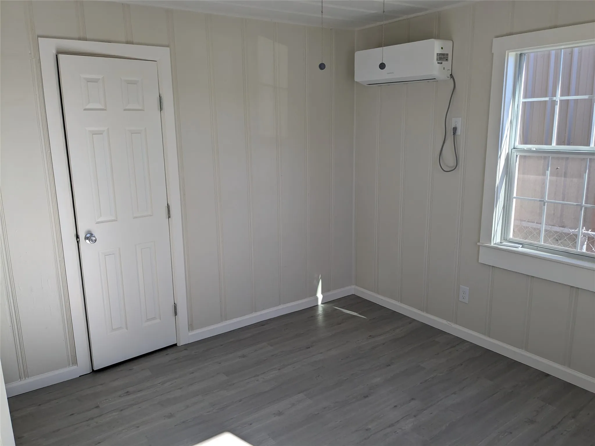 Single Family Residence For Sale in Tarrant County , 4916 Roadrunner Road, Fort Worth, Texas 76135, 1 Bedroom, 1 Bathroom, Garage spaces, 520 Sqft, built in 1955, mls#21385295, Real Estate Agent in Fort Worth, Homes For Sale in Tarrant county, Homes For Sale in Fort Worth, Realtor in Fort Worth Texas, Real Estate Brokerage Independent Realty Texas, Luminita Cordes Realtor