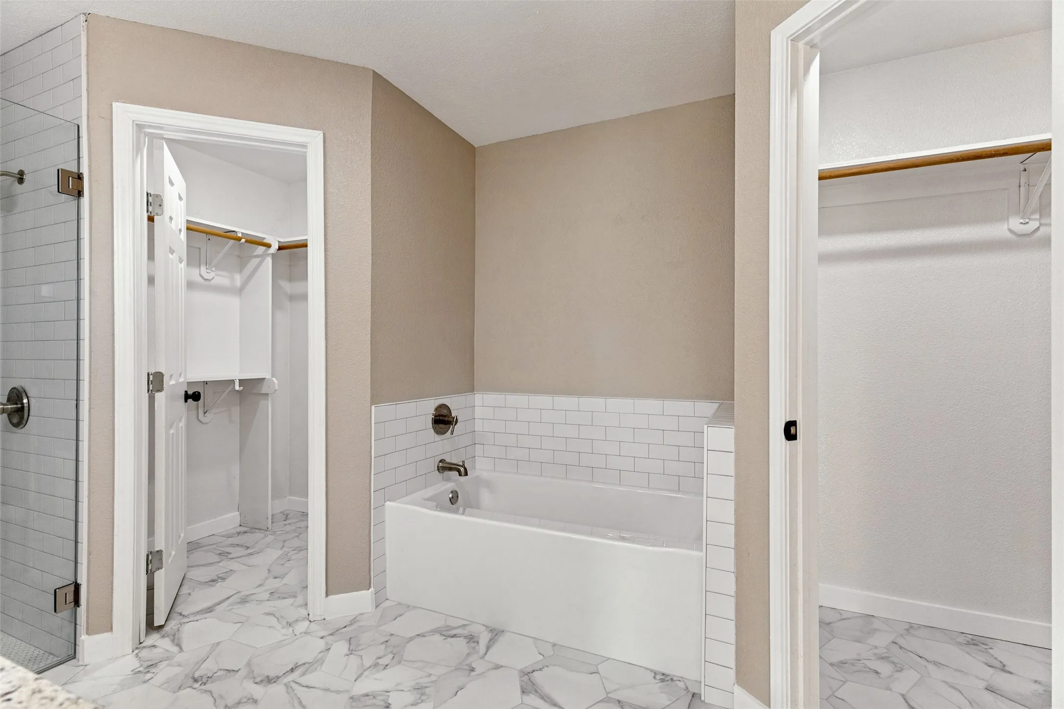 Single Family Residence For Sale in Tarrant County , 12169 Liberty School Road, Azle, Texas 76020, 3 Bedroom, 2 Bathroom, 2 Garage spaces, 1,617 Sqft, built in 1999, mls#21385301, Real Estate Agent in Azle, Homes For Sale in Tarrant county, Homes For Sale in Azle, Realtor in Azle Texas, Real Estate Brokerage Independent Realty Texas, Luminita Cordes Realtor