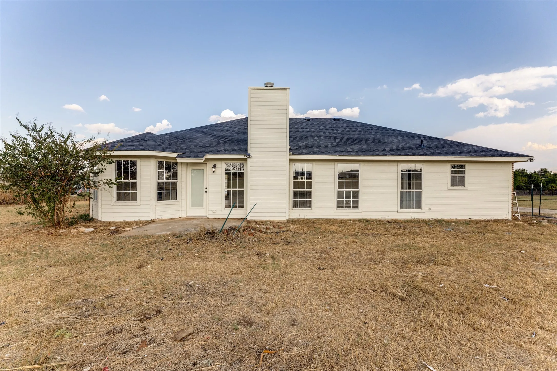 Single Family Residence For Sale in Tarrant County , 12169 Liberty School Road, Azle, Texas 76020, 3 Bedroom, 2 Bathroom, 2 Garage spaces, 1,617 Sqft, built in 1999, mls#21385301, Real Estate Agent in Azle, Homes For Sale in Tarrant county, Homes For Sale in Azle, Realtor in Azle Texas, Real Estate Brokerage Independent Realty Texas, Luminita Cordes Realtor