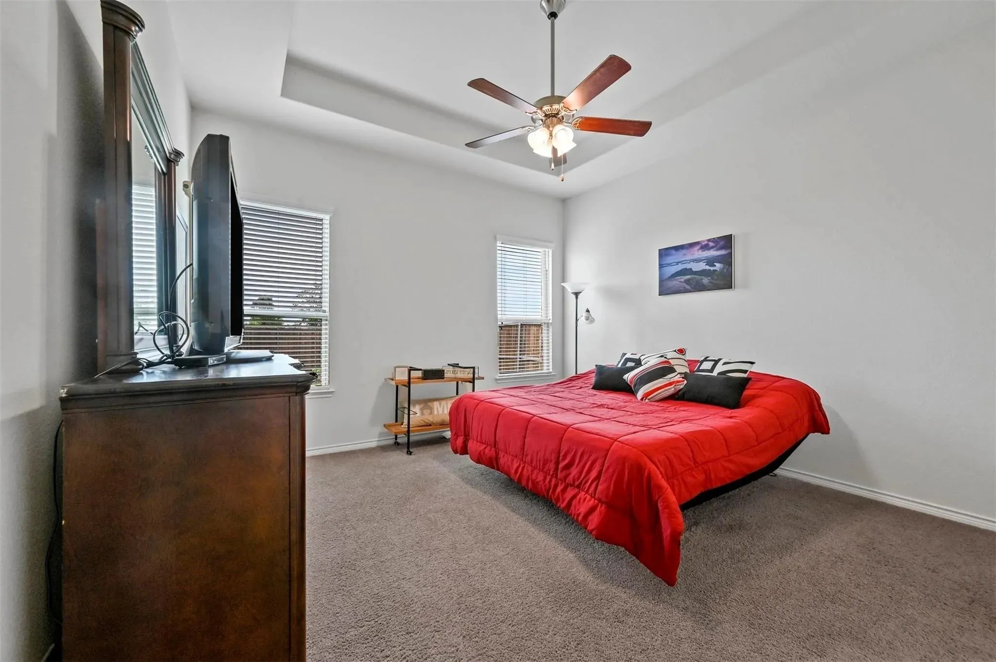 Recessed ceiling with an integrated ceiling fan