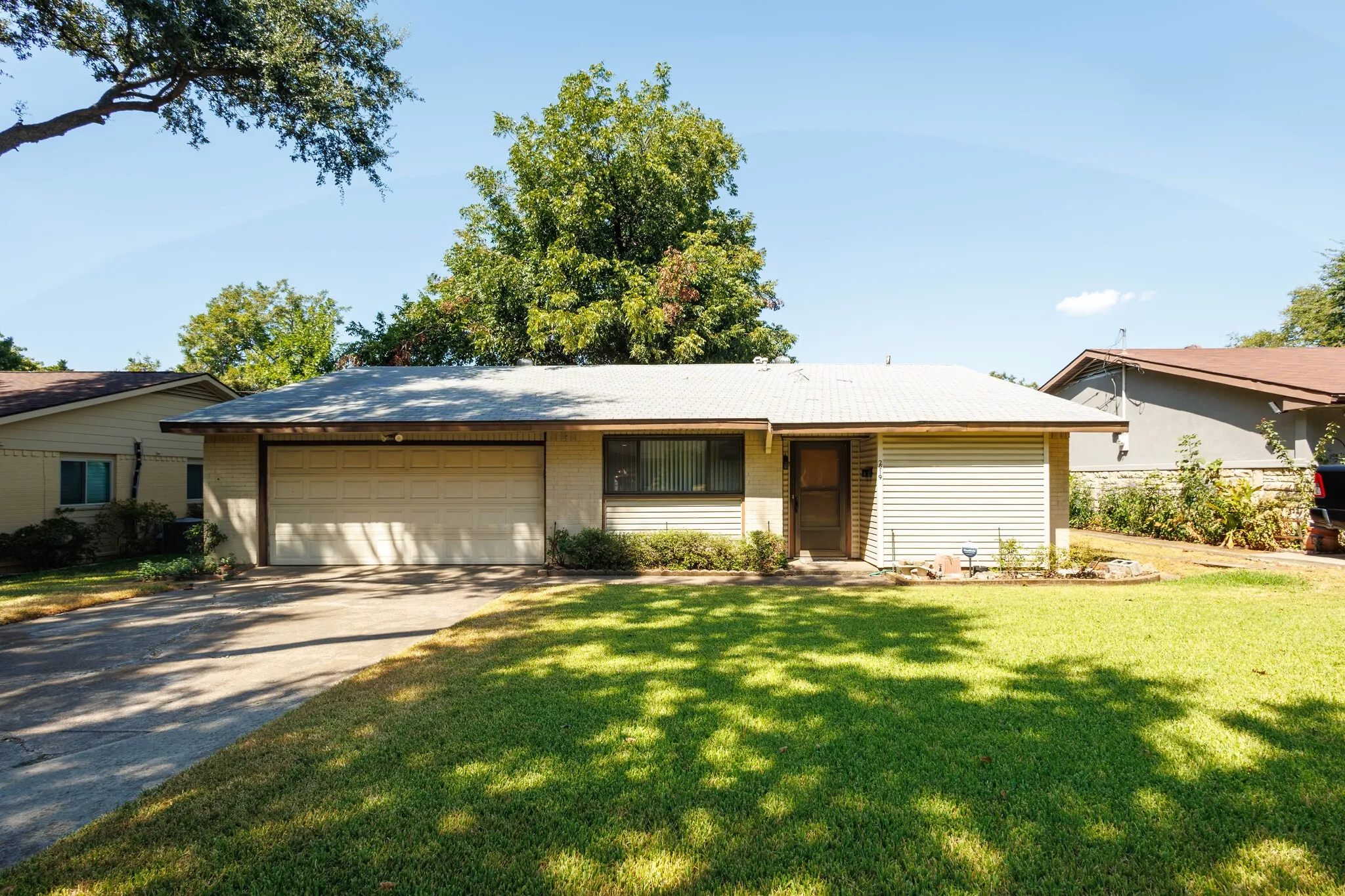 Single Family Residence For Sale in Dallas County , 2919 Bergen Lane, Farmers Branch, Texas 75234, 3 Bedroom, 2 Bathroom, 1 Garage spaces, 1,151 Sqft, built in 1961, mls#21385303, Real Estate Agent in Farmers Branch, Homes For Sale in Dallas county, Homes For Sale in Farmers Branch, Realtor in Farmers Branch Texas, Real Estate Brokerage Independent Realty Texas, Luminita Cordes Realtor