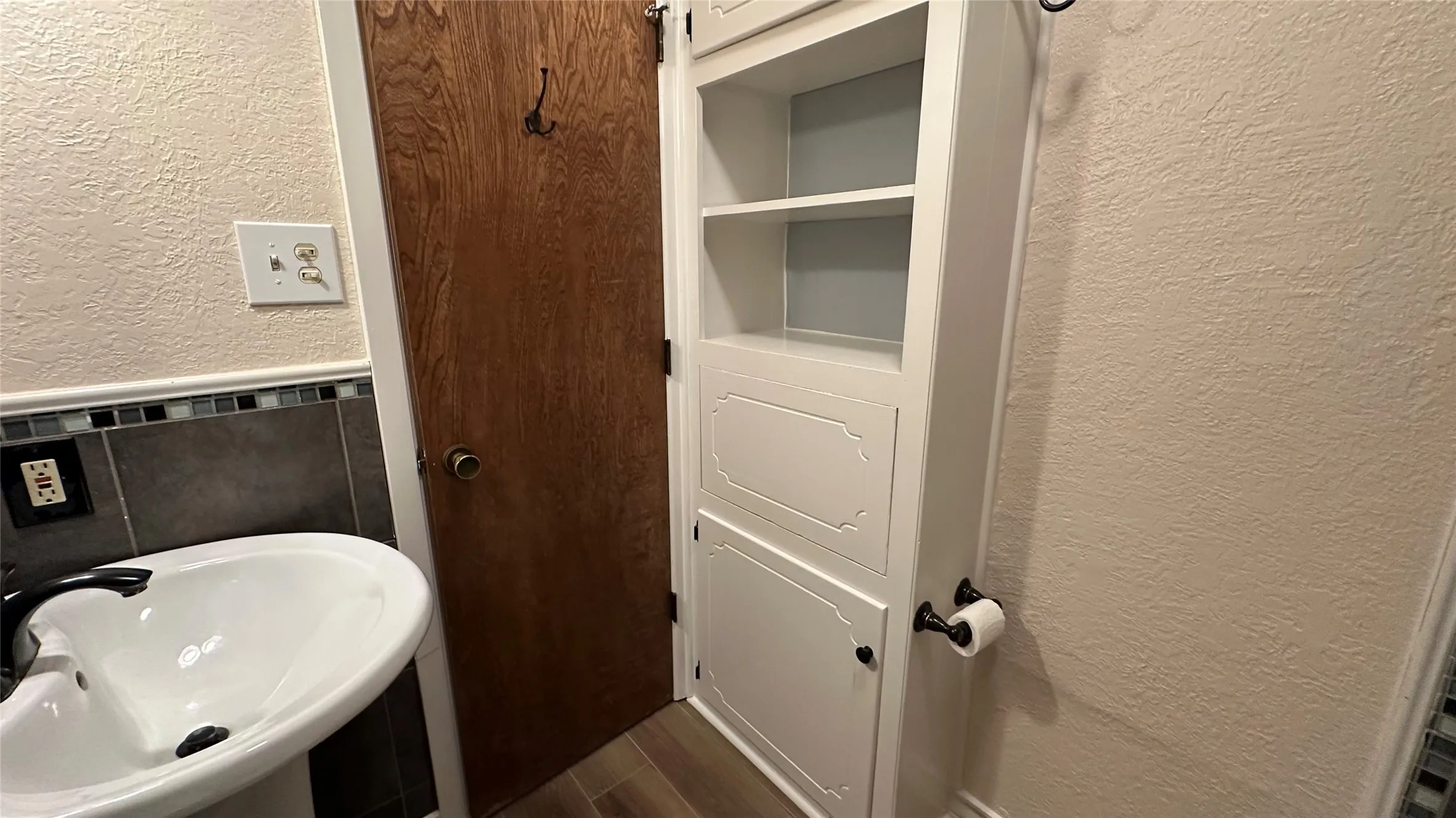 Single Family Residence For Rent in Tarrant County , 5916 Kary Lynn Drive S, Watauga, Texas 76148, 3 Bedroom, 2 Bathroom, 2 Garage spaces, 1,125 Sqft, built in 1975, mls#21385211, Real Estate Agent in Watauga, Homes For Rent in Tarrant county, Homes For Rent in Watauga, Realtor in Watauga Texas, Real Estate Brokerage Independent Realty Texas, Luminita Cordes Realtor