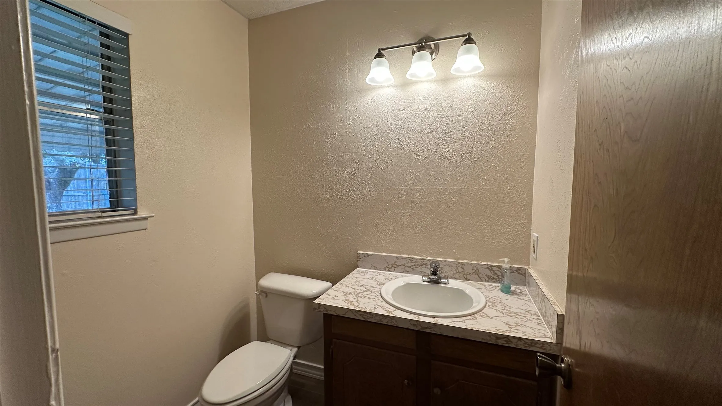 Single Family Residence For Rent in Tarrant County , 5916 Kary Lynn Drive S, Watauga, Texas 76148, 3 Bedroom, 2 Bathroom, 2 Garage spaces, 1,125 Sqft, built in 1975, mls#21385211, Real Estate Agent in Watauga, Homes For Rent in Tarrant county, Homes For Rent in Watauga, Realtor in Watauga Texas, Real Estate Brokerage Independent Realty Texas, Luminita Cordes Realtor
