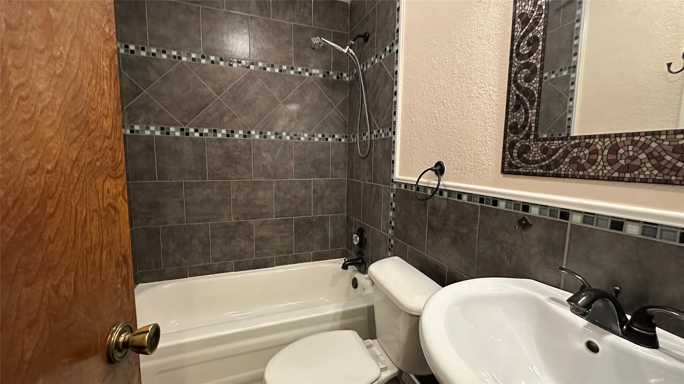 Single Family Residence For Rent in Tarrant County , 5916 Kary Lynn Drive S, Watauga, Texas 76148, 3 Bedroom, 2 Bathroom, 2 Garage spaces, 1,125 Sqft, built in 1975, mls#21385211, Real Estate Agent in Watauga, Homes For Rent in Tarrant county, Homes For Rent in Watauga, Realtor in Watauga Texas, Real Estate Brokerage Independent Realty Texas, Luminita Cordes Realtor