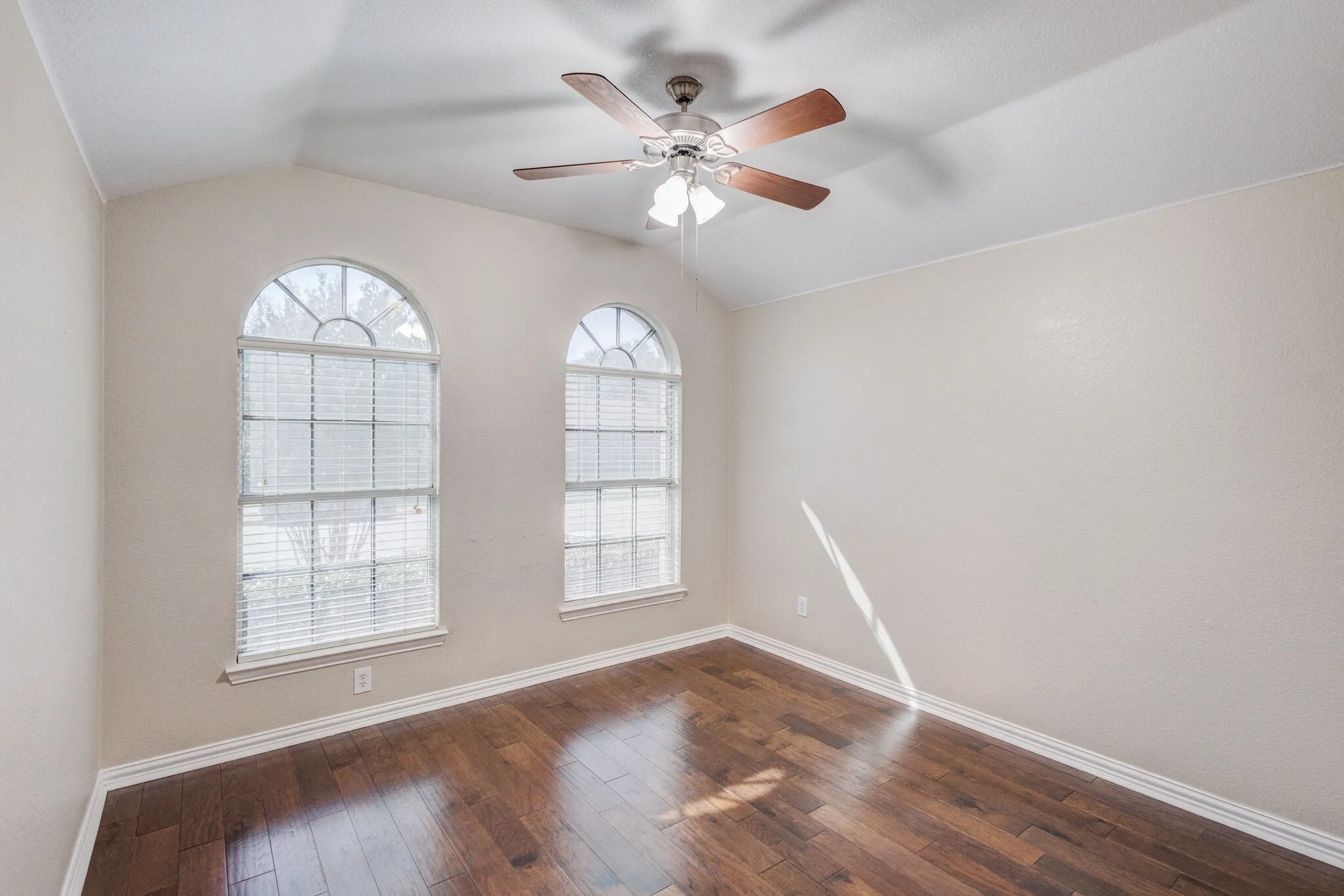 Single Family Residence For Rent in Denton County , 5408 Shepherd Place, Flower Mound, Texas 75028, 3 Bedroom, 2 Bathroom, 2 Garage spaces, 1,518 Sqft, built in 2004, mls#21385306, Real Estate Agent in Flower Mound, Homes For Rent in Denton county, Homes For Rent in Flower Mound, Realtor in Flower Mound Texas, Real Estate Brokerage Independent Realty Texas, Luminita Cordes Realtor
