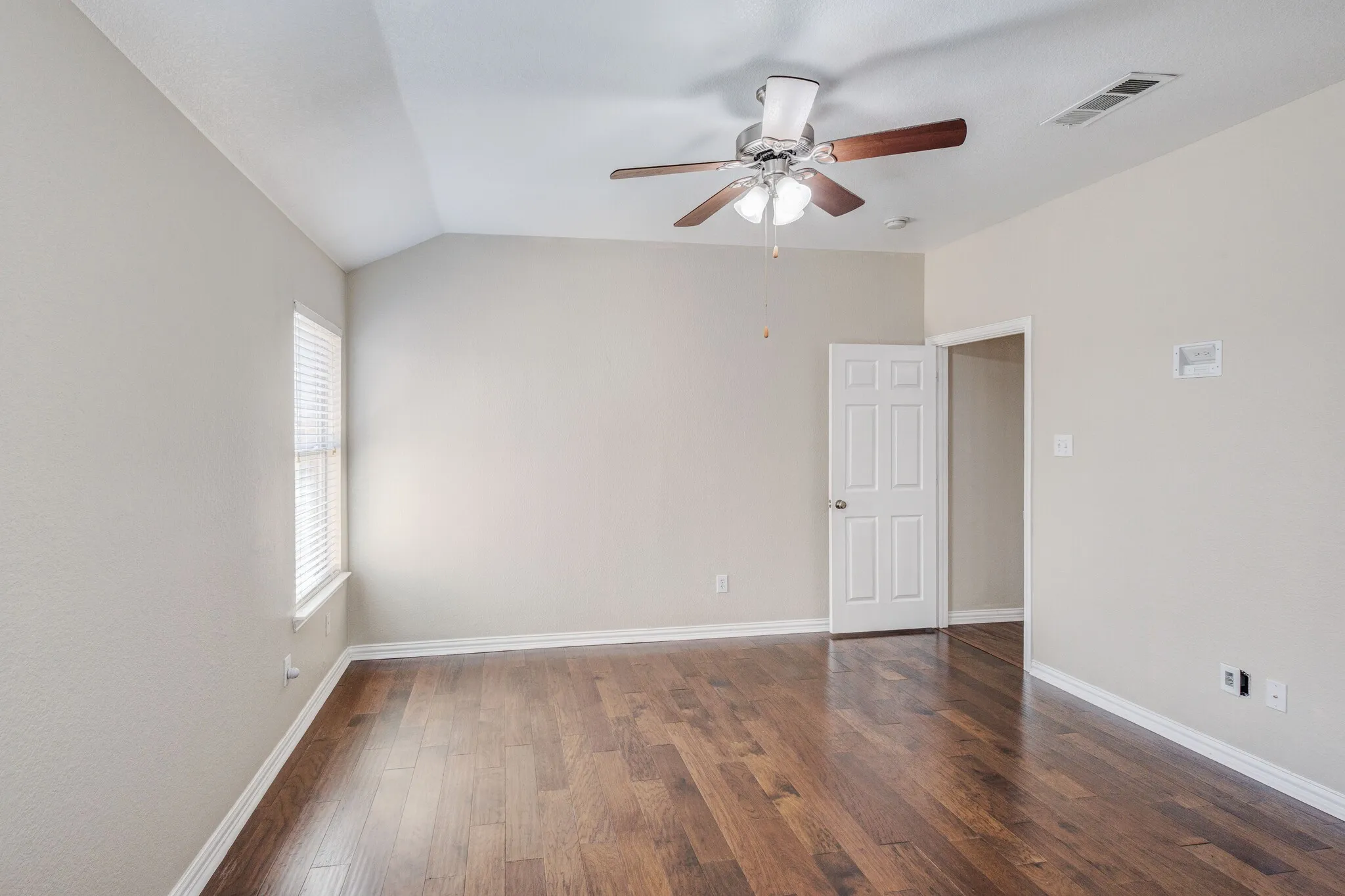 Single Family Residence For Rent in Denton County , 5408 Shepherd Place, Flower Mound, Texas 75028, 3 Bedroom, 2 Bathroom, 2 Garage spaces, 1,518 Sqft, built in 2004, mls#21385306, Real Estate Agent in Flower Mound, Homes For Rent in Denton county, Homes For Rent in Flower Mound, Realtor in Flower Mound Texas, Real Estate Brokerage Independent Realty Texas, Luminita Cordes Realtor