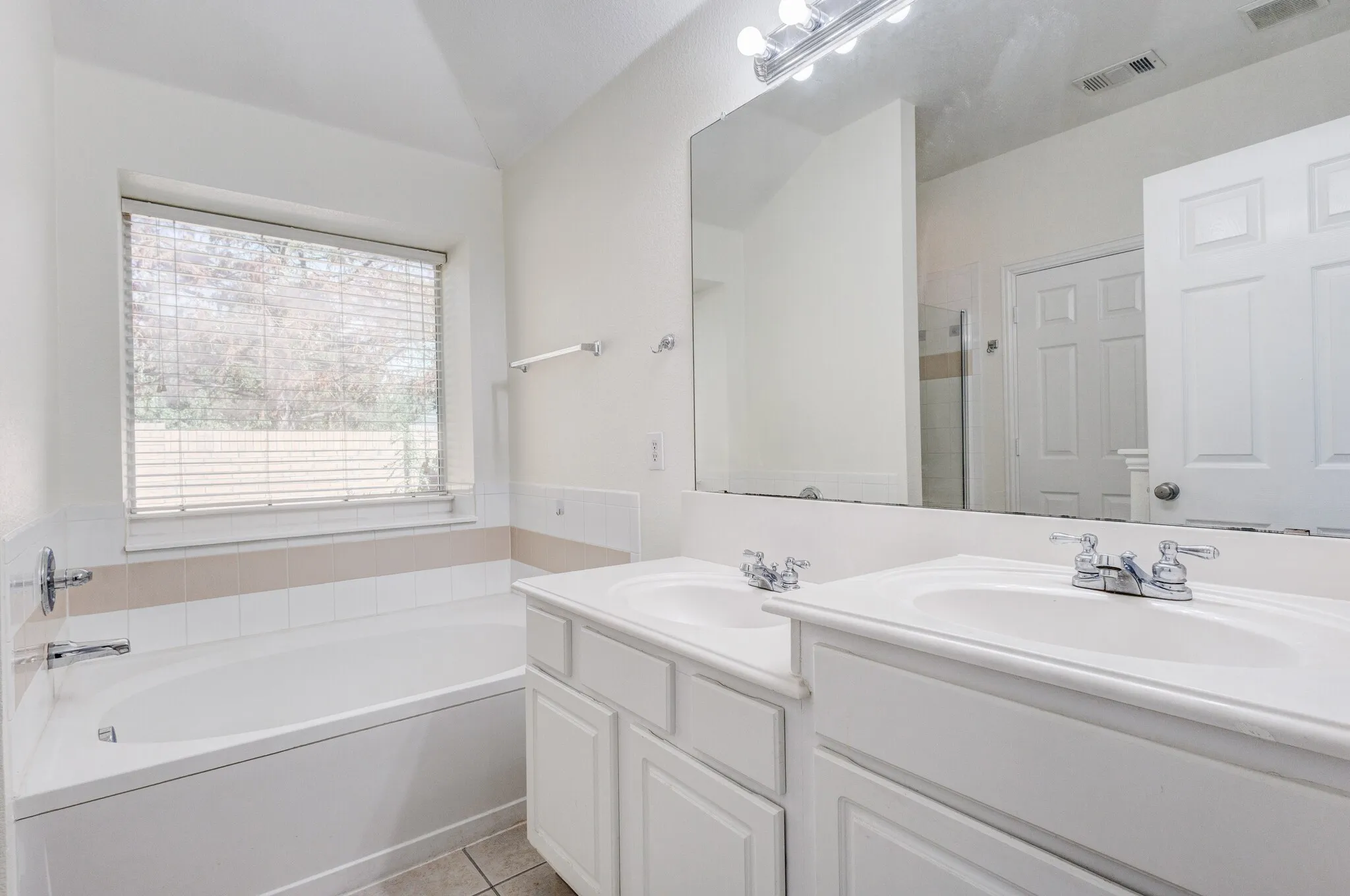 Single Family Residence For Rent in Denton County , 5408 Shepherd Place, Flower Mound, Texas 75028, 3 Bedroom, 2 Bathroom, 2 Garage spaces, 1,518 Sqft, built in 2004, mls#21385306, Real Estate Agent in Flower Mound, Homes For Rent in Denton county, Homes For Rent in Flower Mound, Realtor in Flower Mound Texas, Real Estate Brokerage Independent Realty Texas, Luminita Cordes Realtor