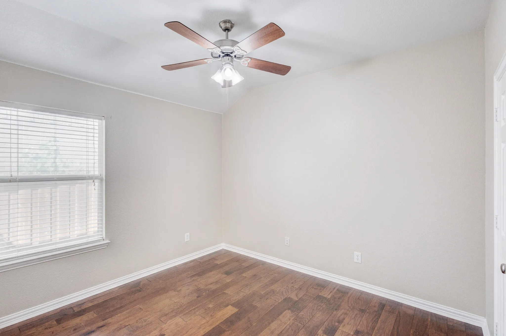 Single Family Residence For Rent in Denton County , 5408 Shepherd Place, Flower Mound, Texas 75028, 3 Bedroom, 2 Bathroom, 2 Garage spaces, 1,518 Sqft, built in 2004, mls#21385306, Real Estate Agent in Flower Mound, Homes For Rent in Denton county, Homes For Rent in Flower Mound, Realtor in Flower Mound Texas, Real Estate Brokerage Independent Realty Texas, Luminita Cordes Realtor