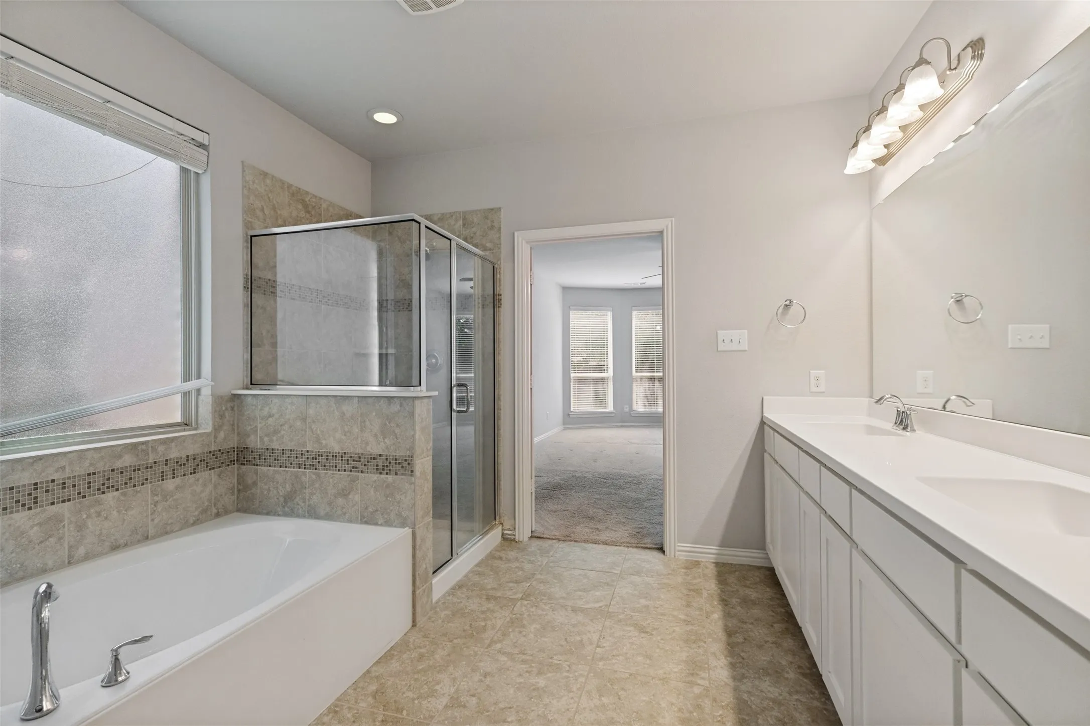 You'll feel your stress peel off when you relax in this perfect setting at the end of the day. Start the bubbles, light the candles and pour the wine!!