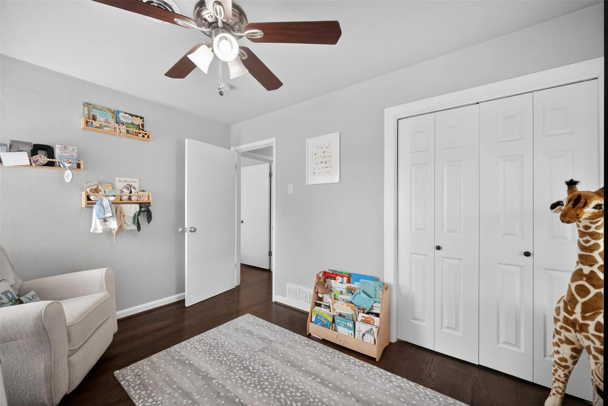 Single Family Residence For Sale in Dallas County , 346 Classen Drive, Dallas, Texas 75218, 4 Bedroom, 2 Bathroom, 2 Garage spaces, 1,614 Sqft, built in 1952, mls#21385318, Real Estate Agent in Dallas, Homes For Sale in Dallas county, Homes For Sale in Dallas, Realtor in Dallas Texas, Real Estate Brokerage Independent Realty Texas, Luminita Cordes Realtor