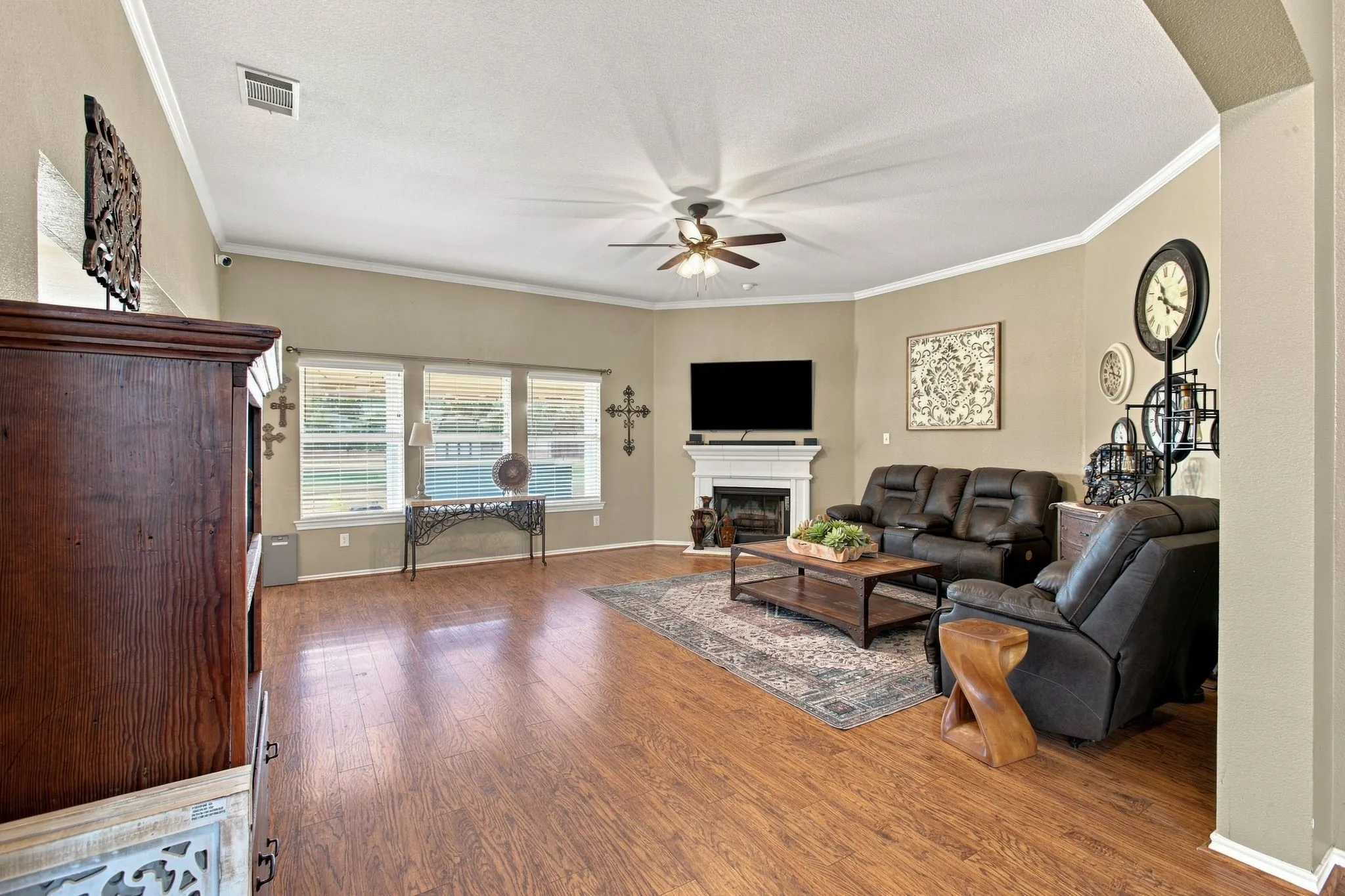 Single Family Residence For Sale in Ellis County , 116 Springfield Circle, Red Oak, Texas 75165, 4 Bedroom, 2 Bathroom, 2 Garage spaces, 2,464 Sqft, built in 2004, mls#21385319, Real Estate Agent in Red Oak, Homes For Sale in Ellis county, Homes For Sale in Red Oak, Realtor in Red Oak Texas, Real Estate Brokerage Independent Realty Texas, Luminita Cordes Realtor