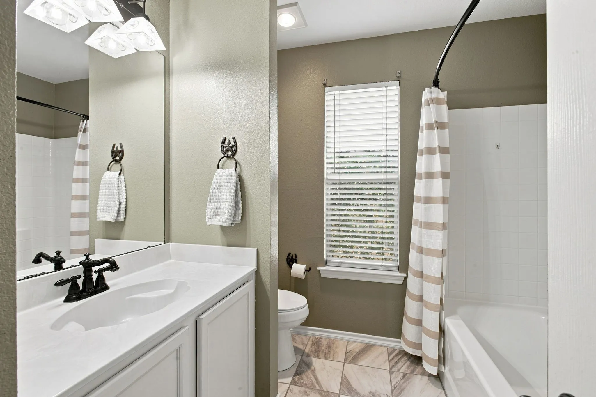 Single Family Residence For Sale in Ellis County , 116 Springfield Circle, Red Oak, Texas 75165, 4 Bedroom, 2 Bathroom, 2 Garage spaces, 2,464 Sqft, built in 2004, mls#21385319, Real Estate Agent in Red Oak, Homes For Sale in Ellis county, Homes For Sale in Red Oak, Realtor in Red Oak Texas, Real Estate Brokerage Independent Realty Texas, Luminita Cordes Realtor