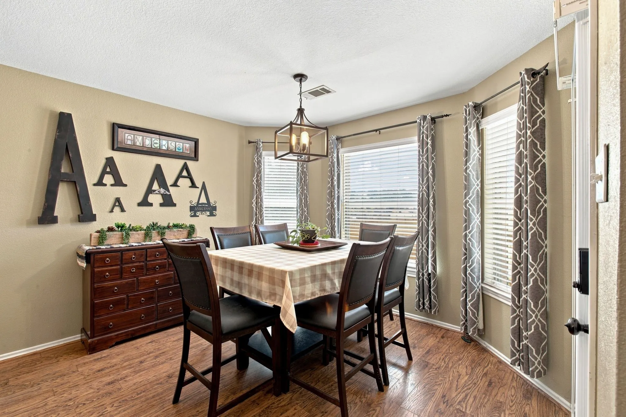 Single Family Residence For Sale in Ellis County , 116 Springfield Circle, Red Oak, Texas 75165, 4 Bedroom, 2 Bathroom, 2 Garage spaces, 2,464 Sqft, built in 2004, mls#21385319, Real Estate Agent in Red Oak, Homes For Sale in Ellis county, Homes For Sale in Red Oak, Realtor in Red Oak Texas, Real Estate Brokerage Independent Realty Texas, Luminita Cordes Realtor