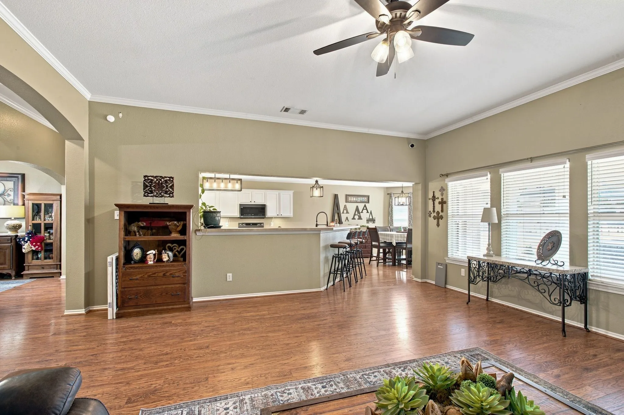 Single Family Residence For Sale in Ellis County , 116 Springfield Circle, Red Oak, Texas 75165, 4 Bedroom, 2 Bathroom, 2 Garage spaces, 2,464 Sqft, built in 2004, mls#21385319, Real Estate Agent in Red Oak, Homes For Sale in Ellis county, Homes For Sale in Red Oak, Realtor in Red Oak Texas, Real Estate Brokerage Independent Realty Texas, Luminita Cordes Realtor
