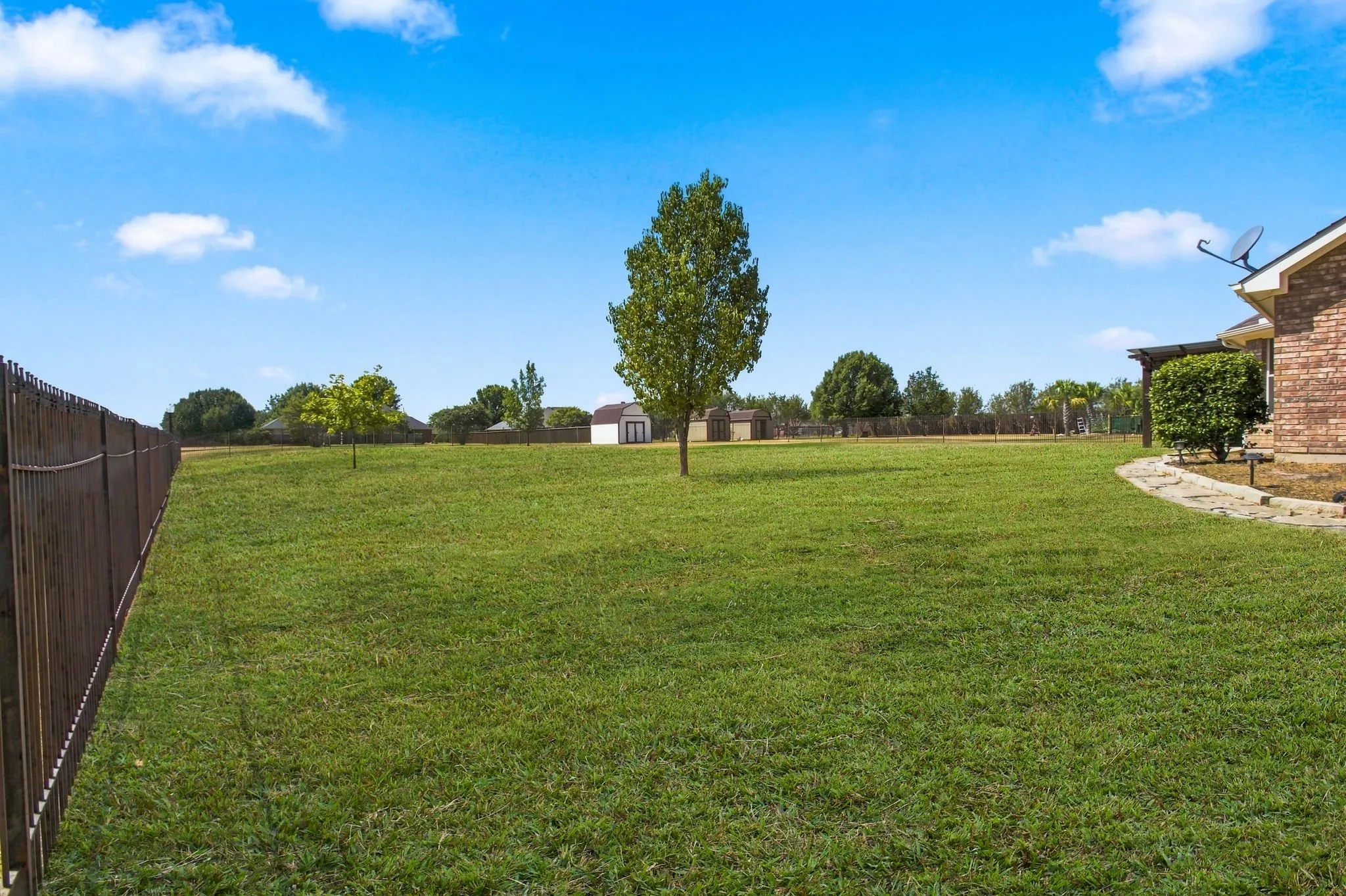 Single Family Residence For Sale in Ellis County , 116 Springfield Circle, Red Oak, Texas 75165, 4 Bedroom, 2 Bathroom, 2 Garage spaces, 2,464 Sqft, built in 2004, mls#21385319, Real Estate Agent in Red Oak, Homes For Sale in Ellis county, Homes For Sale in Red Oak, Realtor in Red Oak Texas, Real Estate Brokerage Independent Realty Texas, Luminita Cordes Realtor